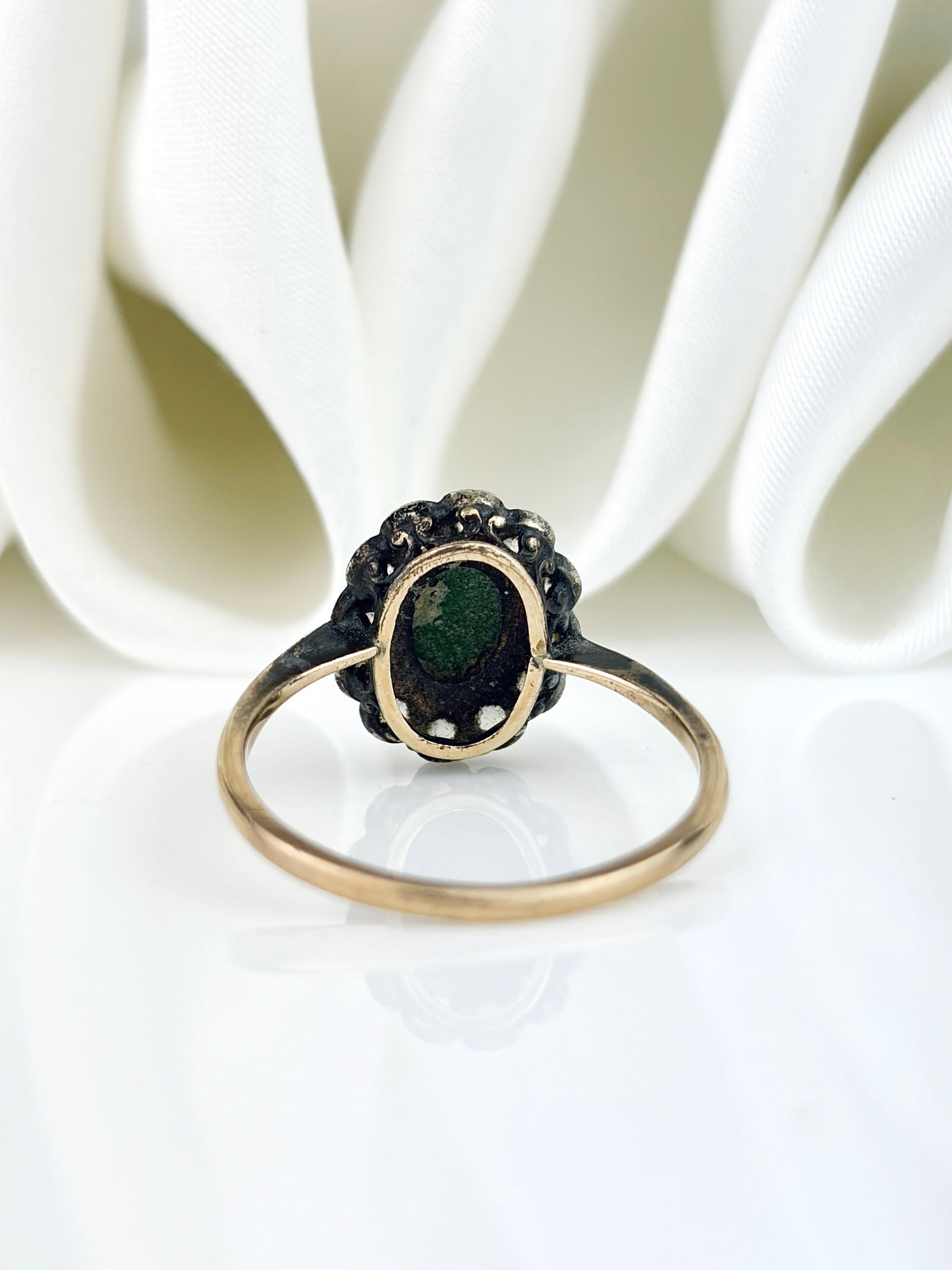Wonderful 9ct Gold and Silver Cluster Ring - 3