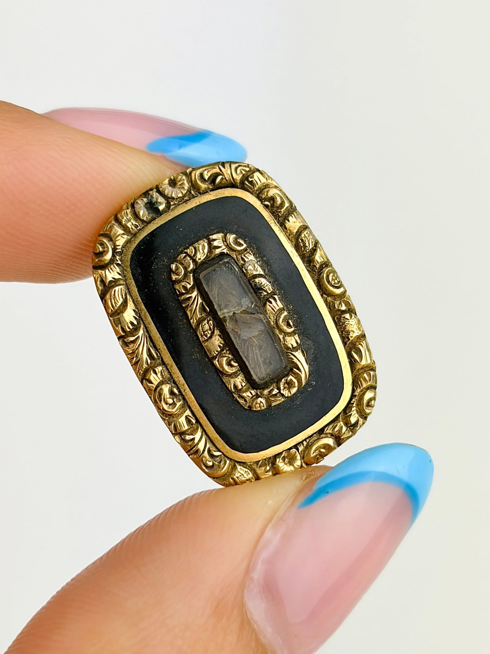ANTIQUE GEORGIAN AND BLACK ENAMEL HAIR LOCKET MOURNING BROOCH: ANTIQUE GEORGIAN GOLD AND BLACK ENAMEL HAIR LOCKET MOURNING BROOCH Such a beautiful mourning brooch! Inscribed 'Thomas Harris ob 30 Oct 1837'