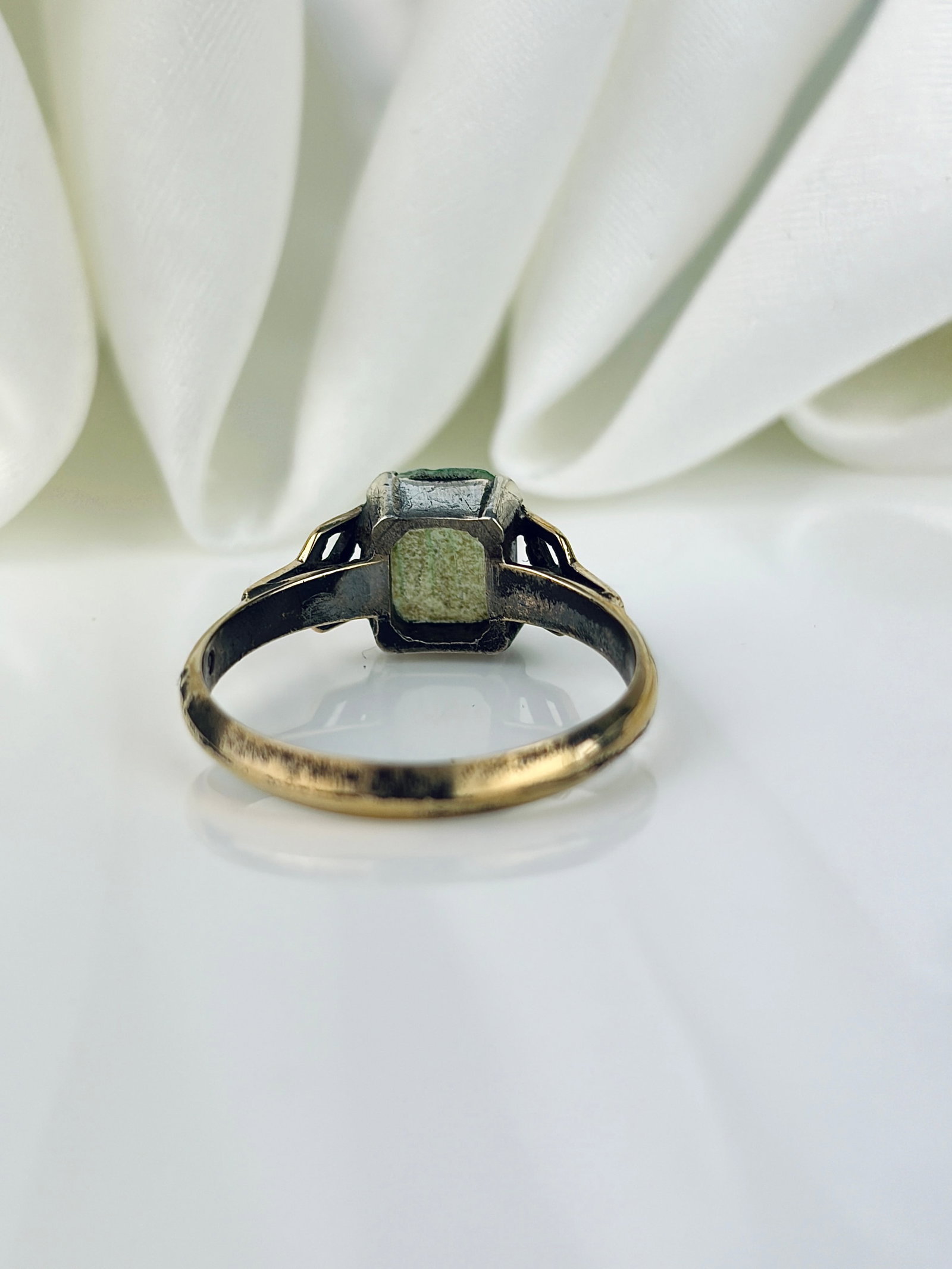 9CT GOLD AND SILVER SET GREEN STONE RING - 3