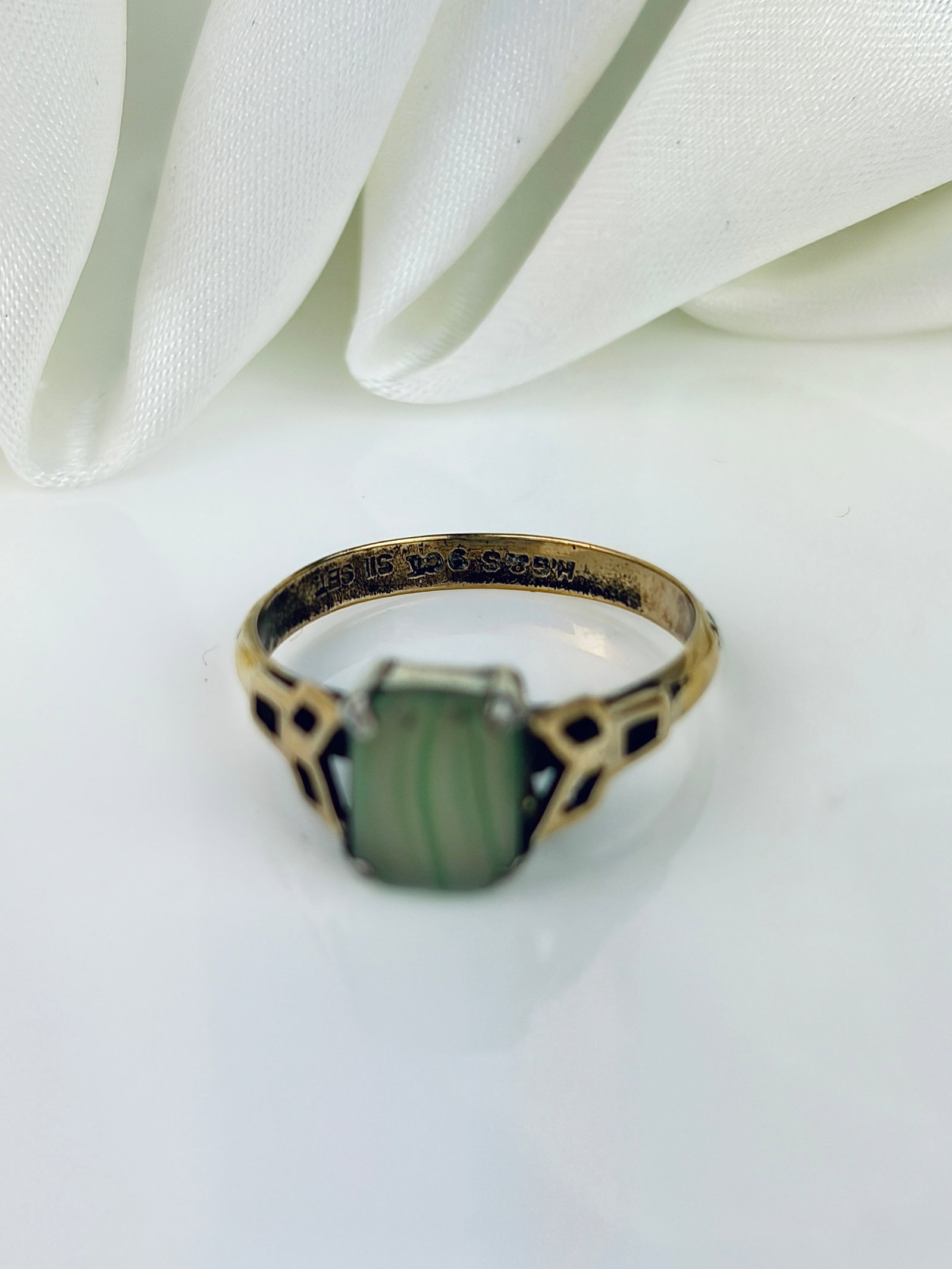 9CT GOLD AND SILVER SET GREEN STONE RING - 4