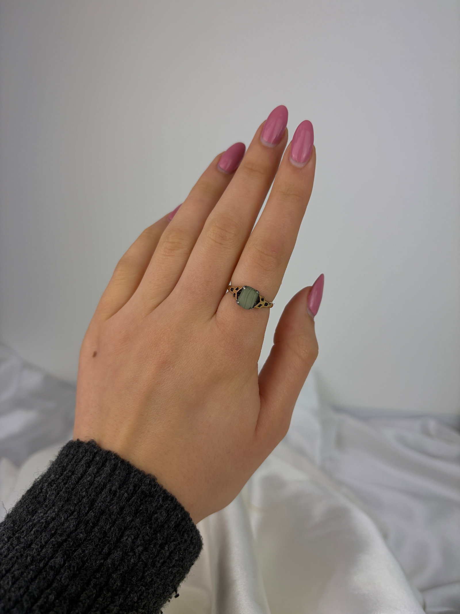 9CT GOLD AND SILVER SET GREEN STONE RING - 7
