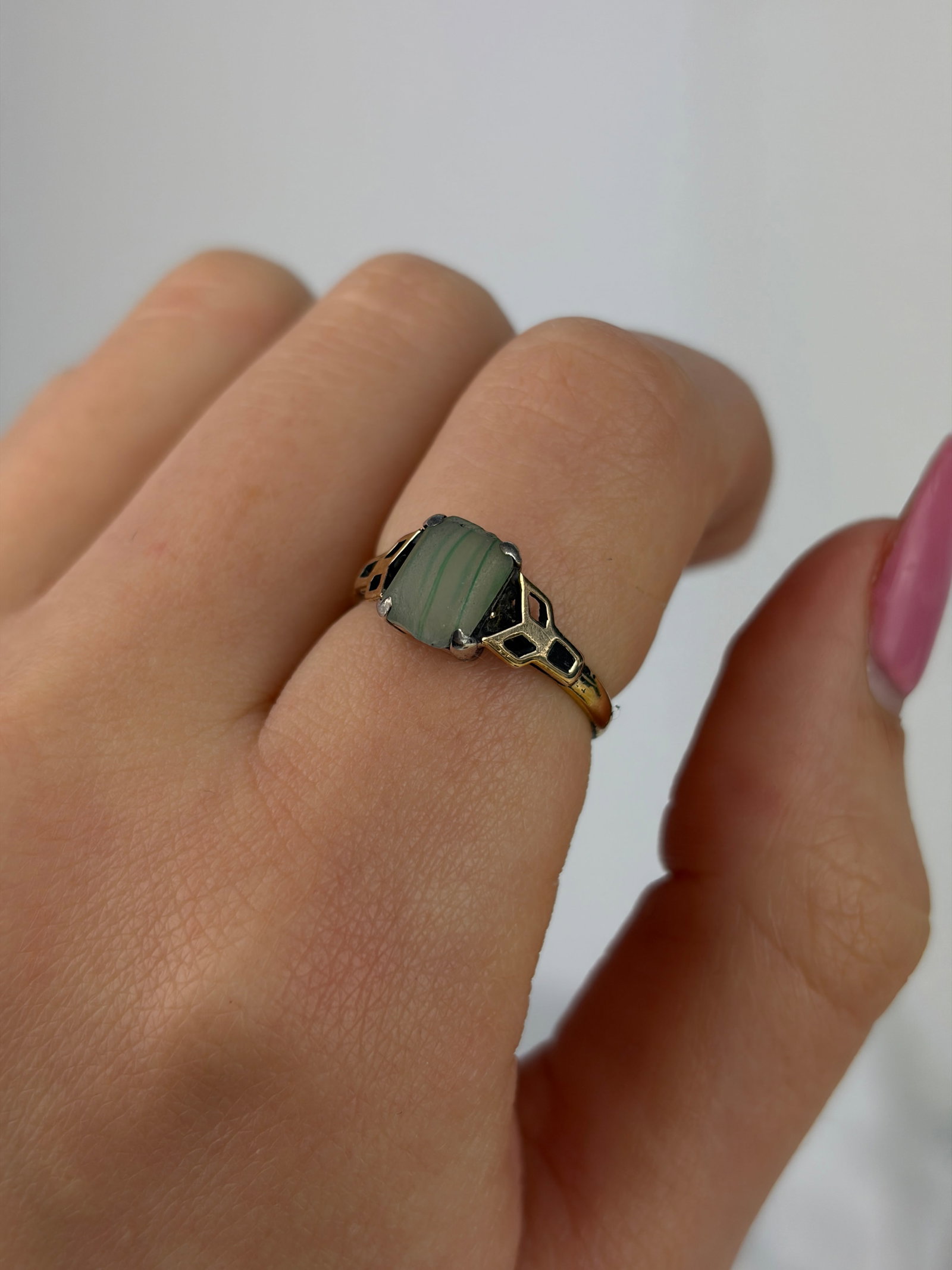 9CT GOLD AND SILVER SET GREEN STONE RING - 8