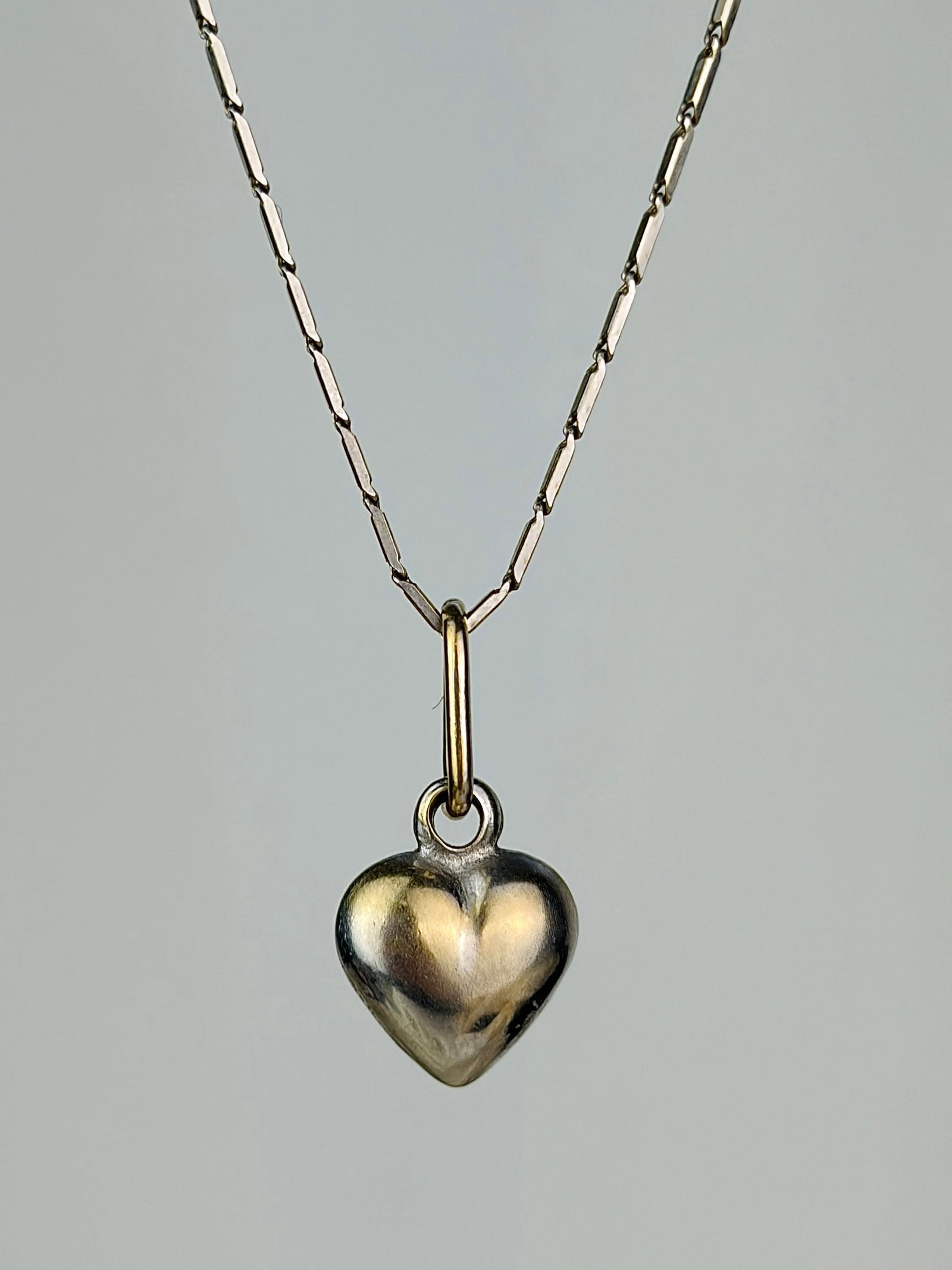 SWEET 18CT WHITE GOLD HEART PENDANT ON 18CT WHITE GOLD CHAIN: SWEET 18CT WHITE GOLD HEART PENDANT ON 18CT WHITE GOLD CHAIN Lovely, dainty chain with a sweet white gold heart pendant 