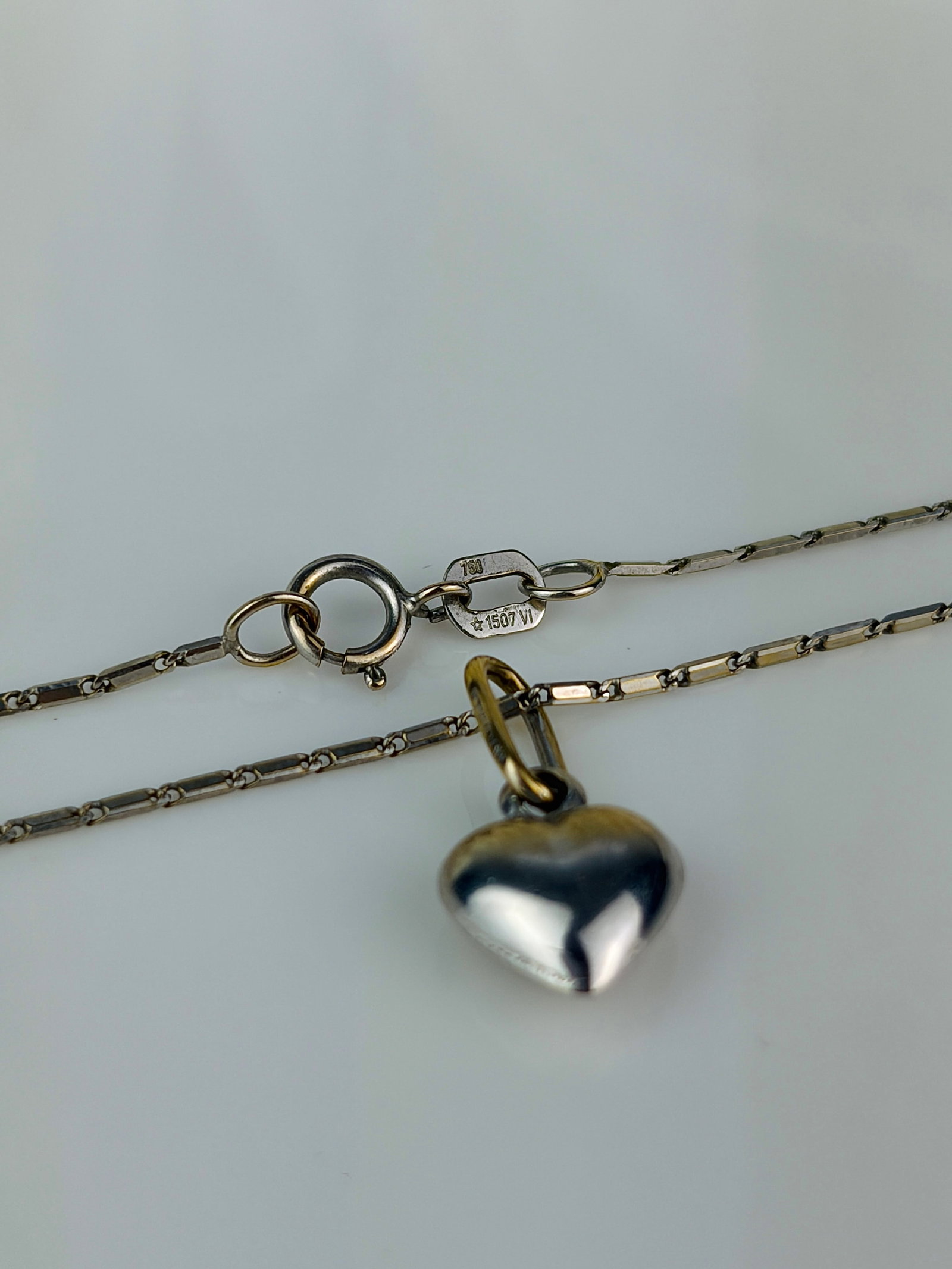 SWEET 18CT WHITE GOLD HEART PENDANT ON 18CT WHITE GOLD CHAIN - 3