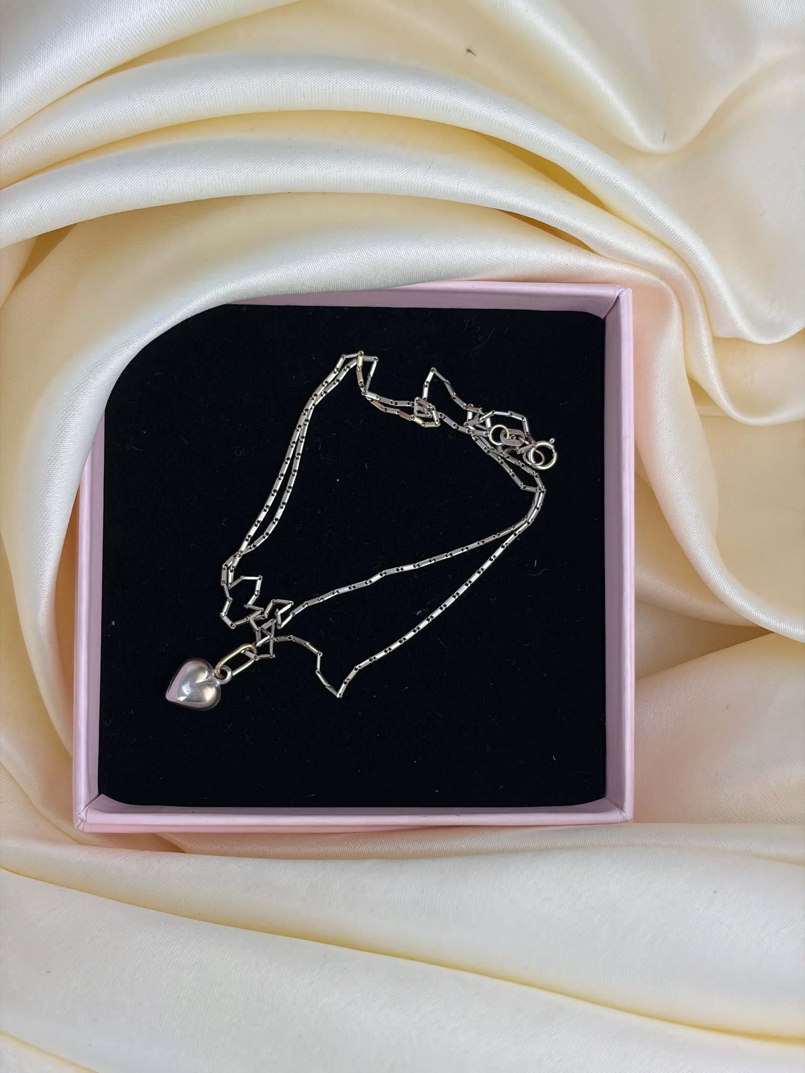 SWEET 18CT WHITE GOLD HEART PENDANT ON 18CT WHITE GOLD CHAIN - 4