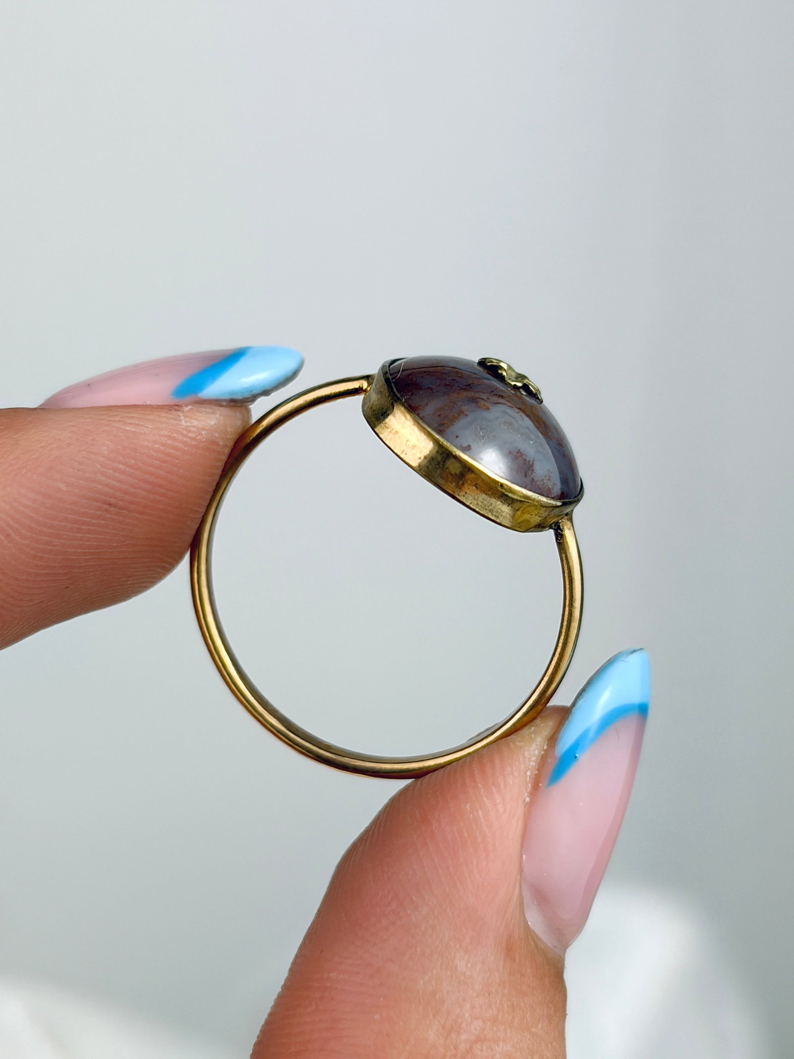 ANTIQUE 9CT YELLOW GOLD MOSS AGATE RING - 6