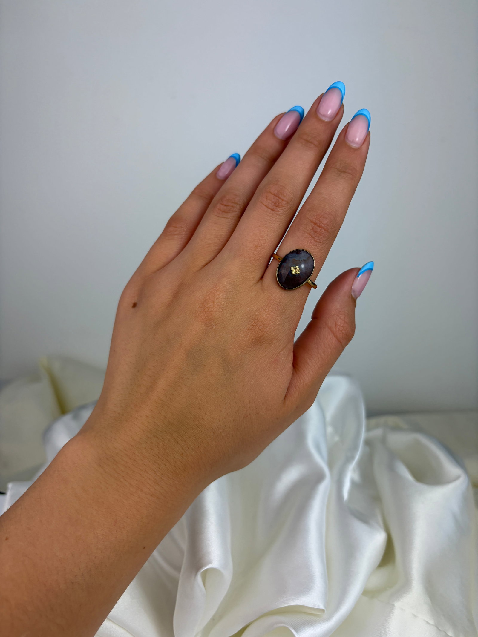 ANTIQUE 9CT YELLOW GOLD MOSS AGATE RING - 7