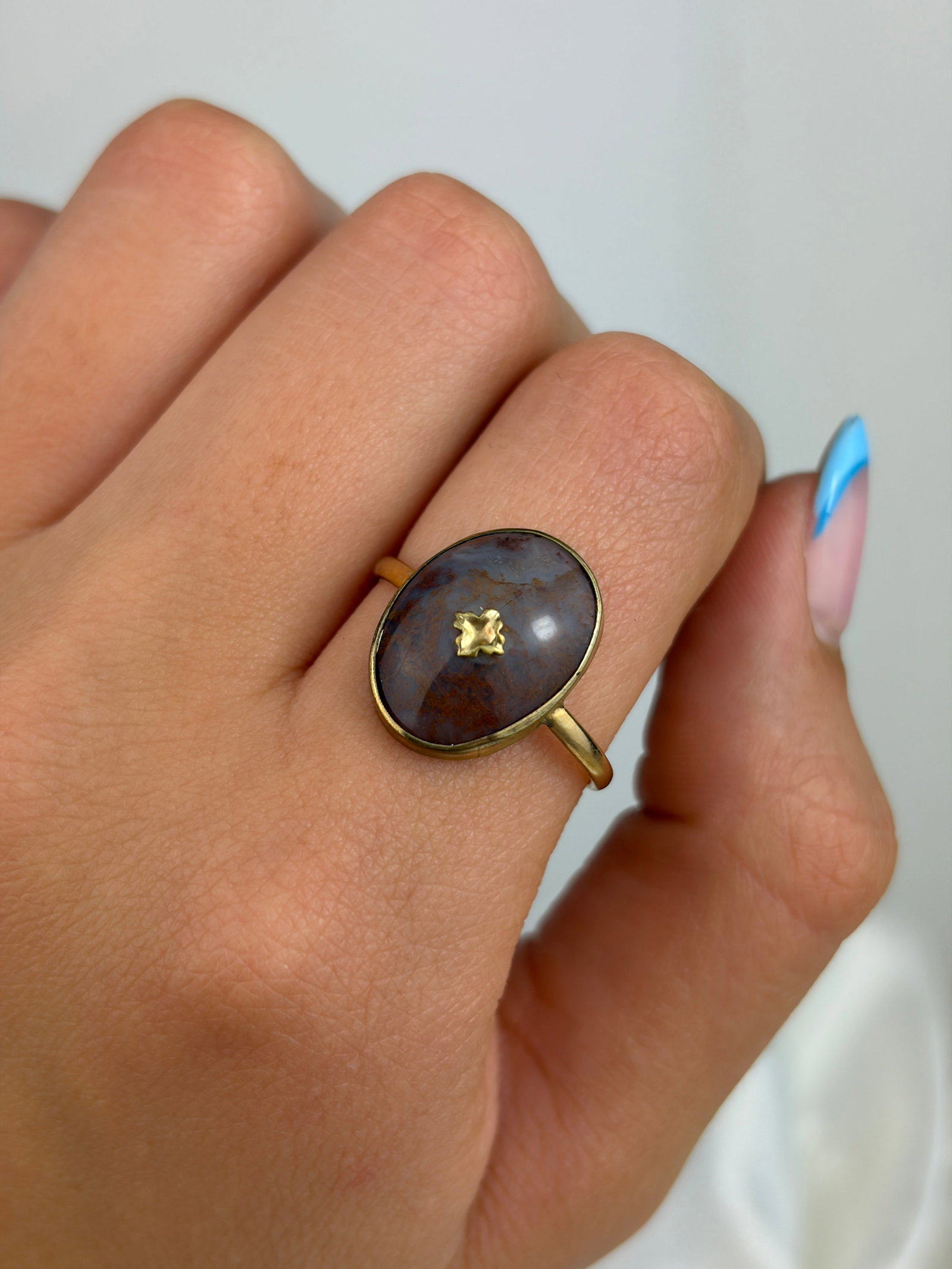 ANTIQUE 9CT YELLOW GOLD MOSS AGATE RING - 8