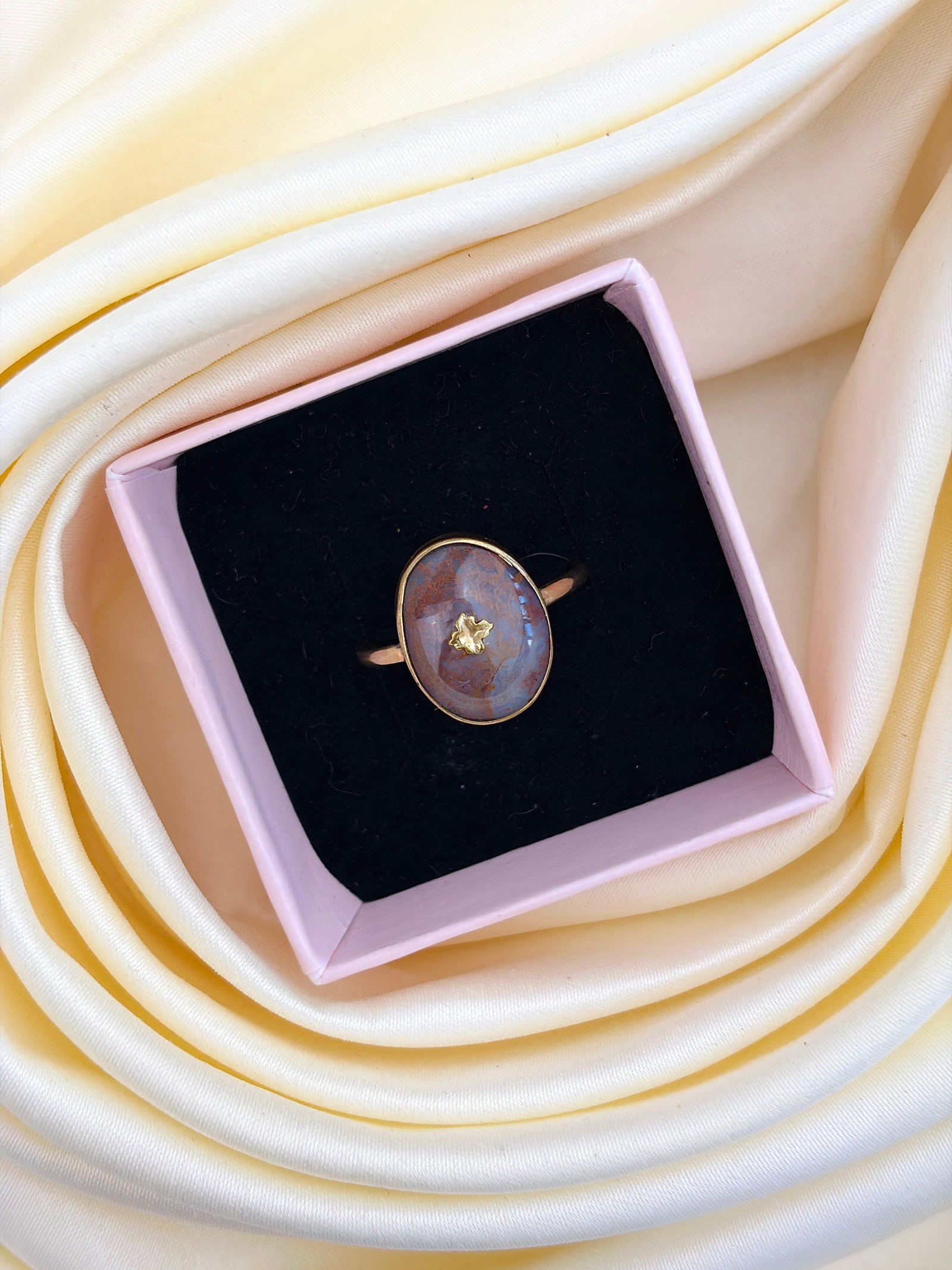 ANTIQUE 9CT YELLOW GOLD MOSS AGATE RING - 9