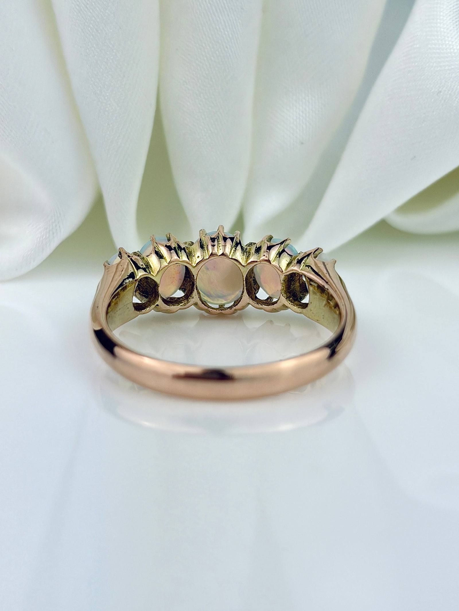 VINTAGE OPAL 5 STONE RING IN GOLD - 3