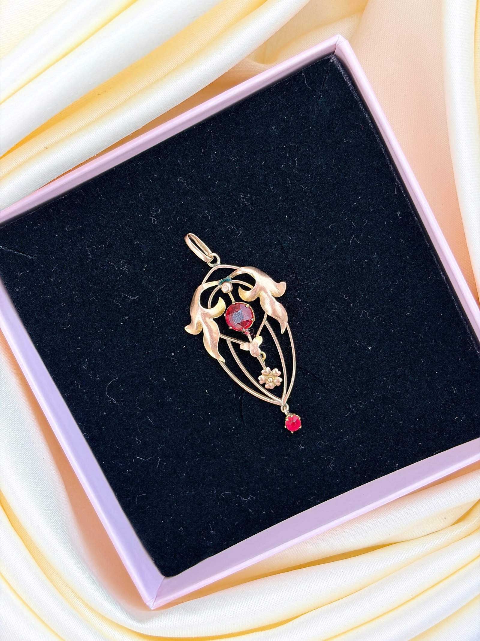 ANTIQUE 9CT YELLOW GOLD ORNATE PENDANT WITH RED STONES AND FLOWER - 7