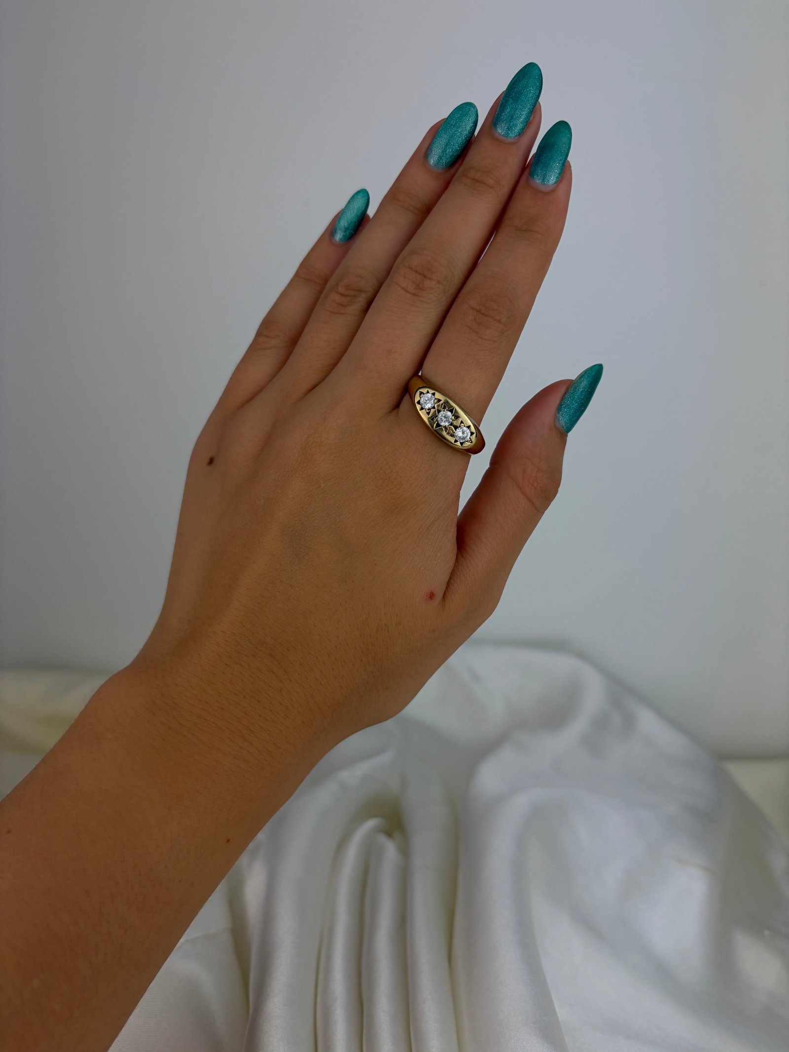 Chunky Vintage 9ct Yellow Gold White 3 Stone Star Set Ring - 7