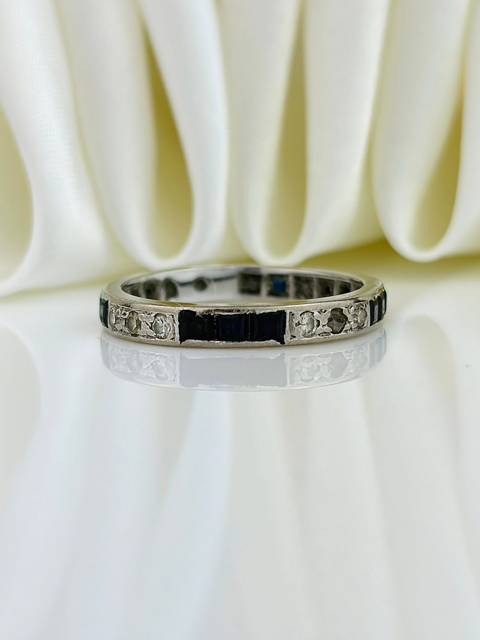 ANTIQUE WHITE GOLD SAPPHIRE AND DIAMOND FULL ETERNITY BAND RING: ANTIQUE WHITE GOLD SAPPHIRE AND DIAMOND FULL ETERNITY BAND RING