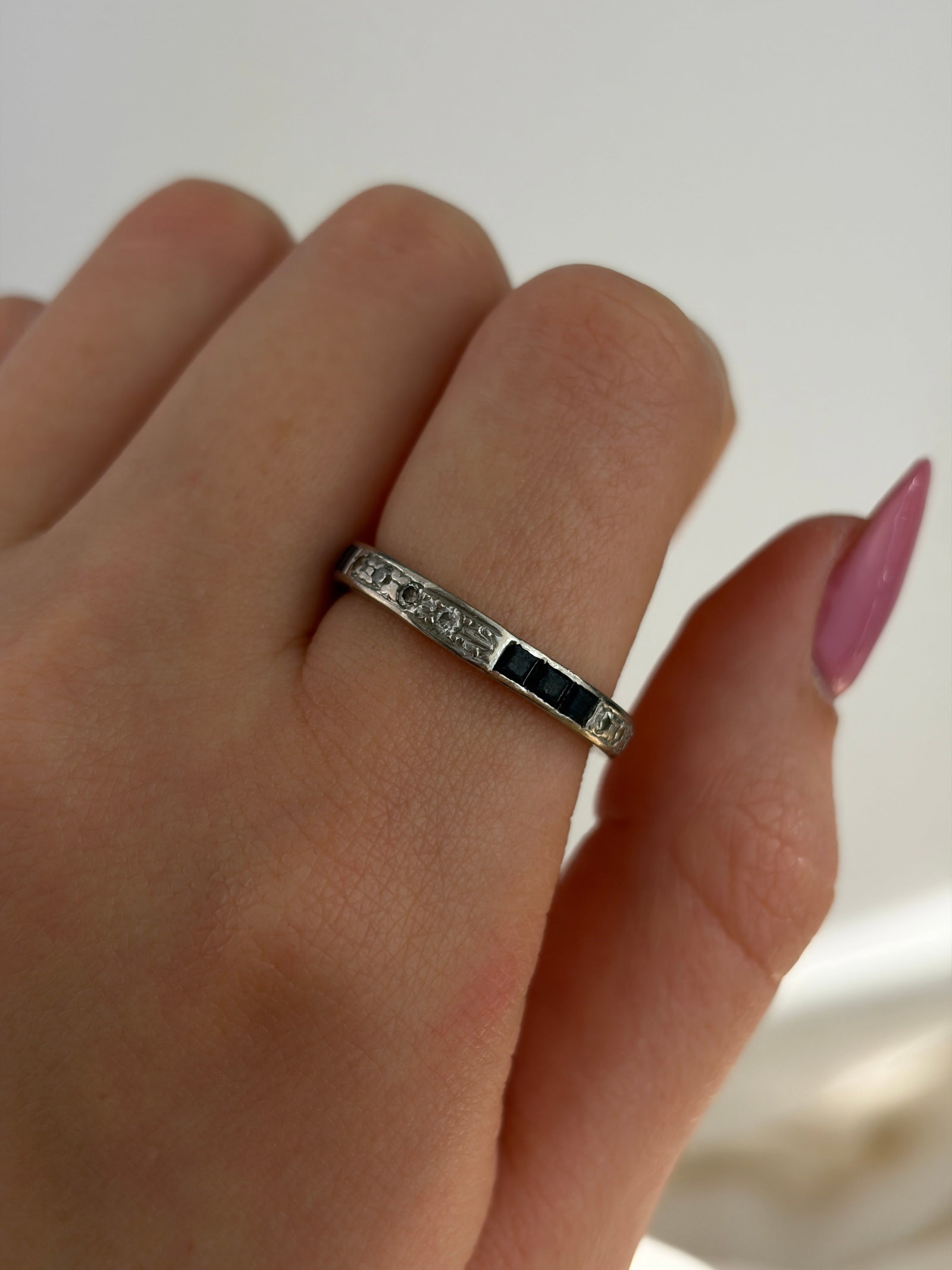 ANTIQUE WHITE GOLD SAPPHIRE AND DIAMOND FULL ETERNITY BAND RING - 8