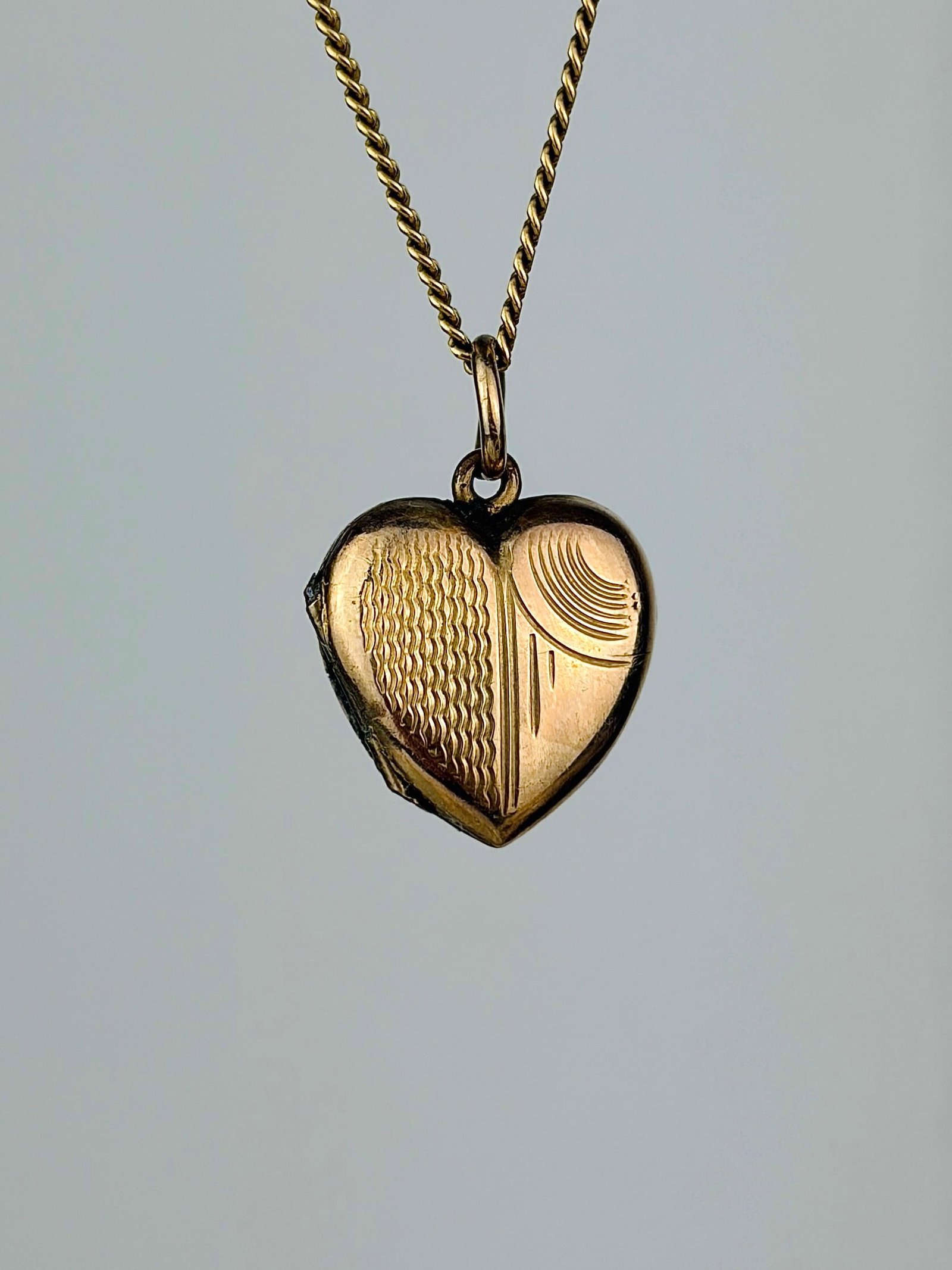 sweet vintage 9ct gold F&B heart locket pendant: sweet vintage 9ct gold F&B heart locket pendant 9ct Gold front and back heart locket 