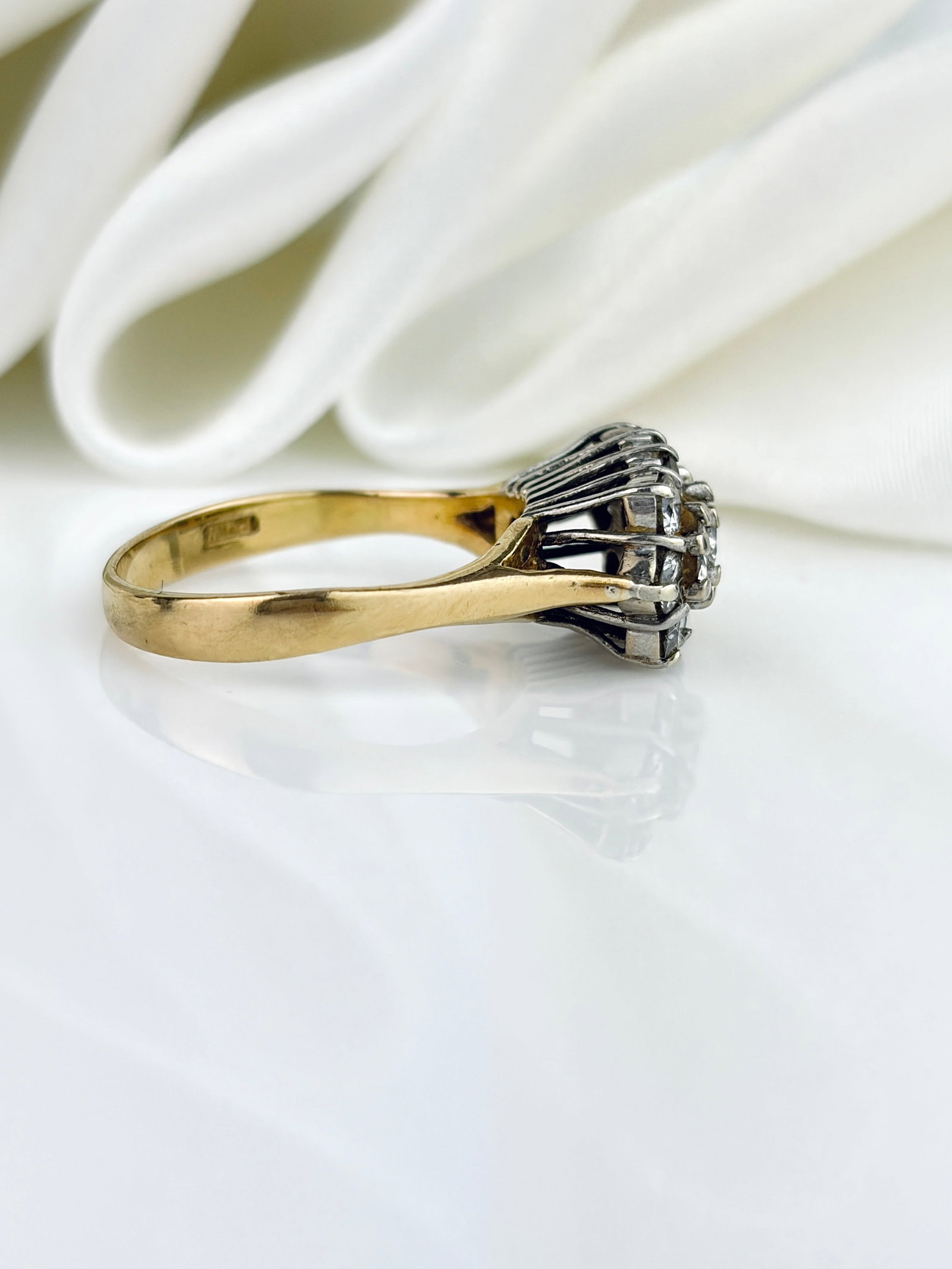 Vintage c.1975 18ct Yellow Gold Diamond Three Stone Cluster Ring - 2