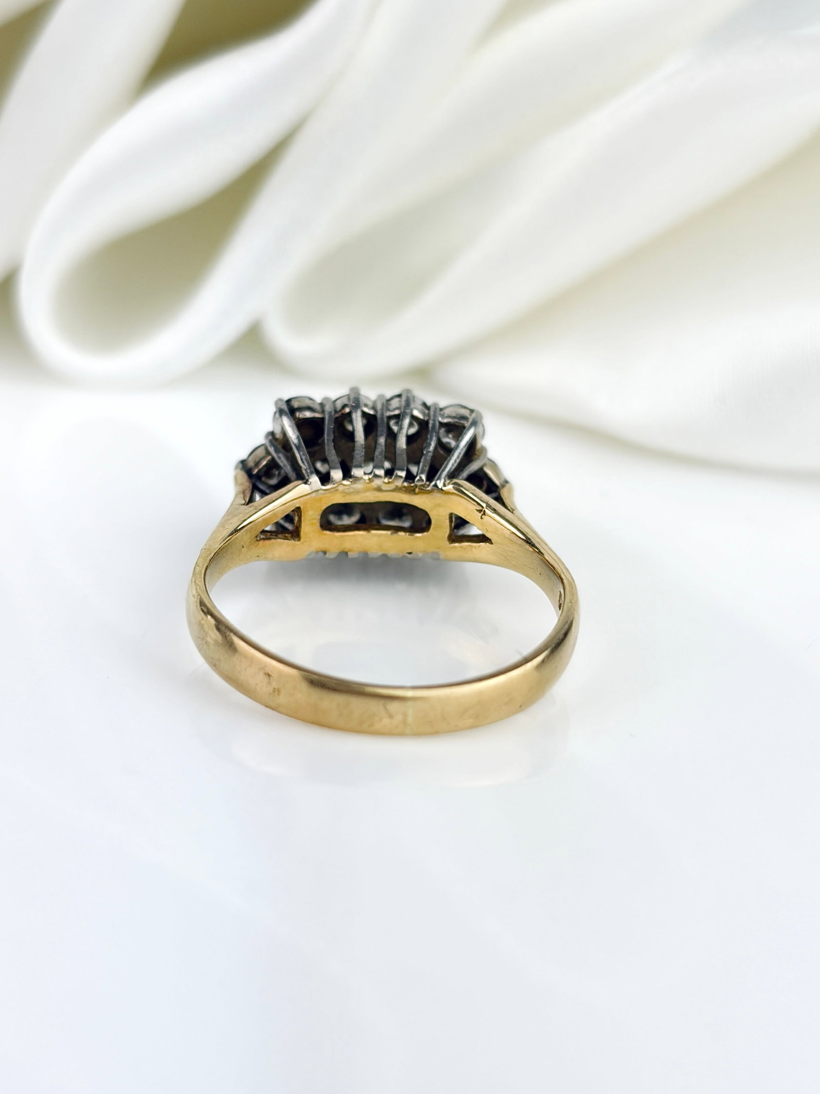 Vintage c.1975 18ct Yellow Gold Diamond Three Stone Cluster Ring - 3
