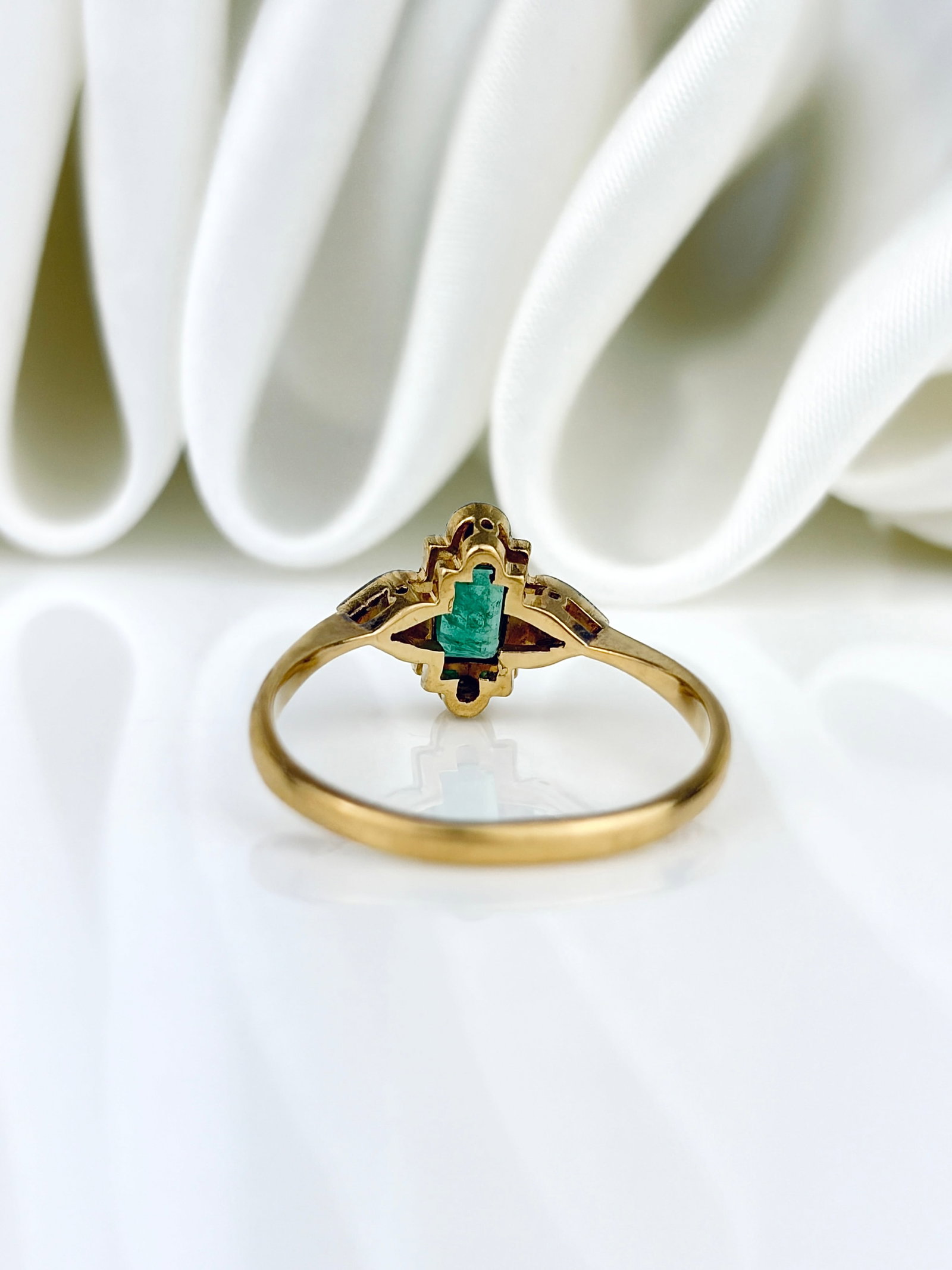 Antique Art Deco Era Emerald And Diamond Ring in 18ct Gold and Platinum - 3