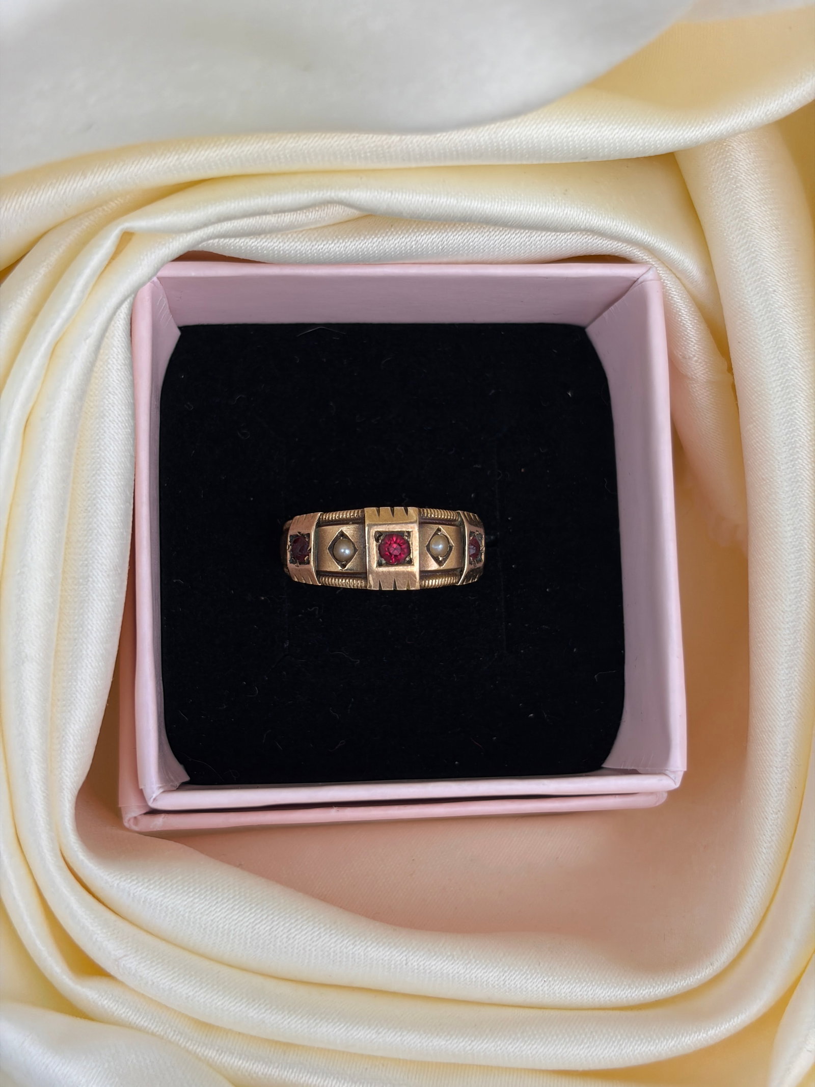Antique 9ct gold red paste and pearl ring - 7