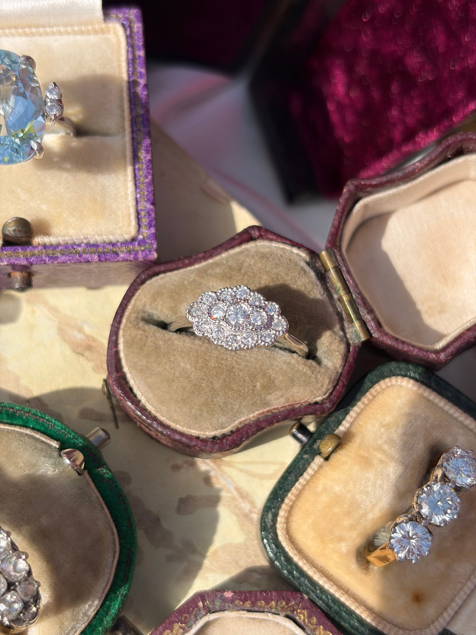 VINTAGE 18CT WHITE GOLD DIAMOND CLUSTER RING - 2
