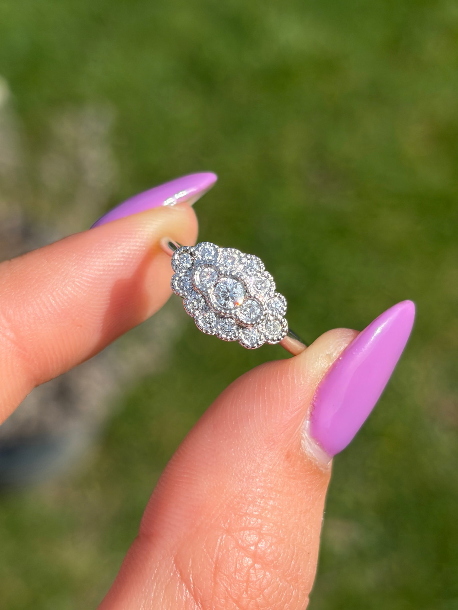 VINTAGE 18CT WHITE GOLD DIAMOND CLUSTER RING - 3