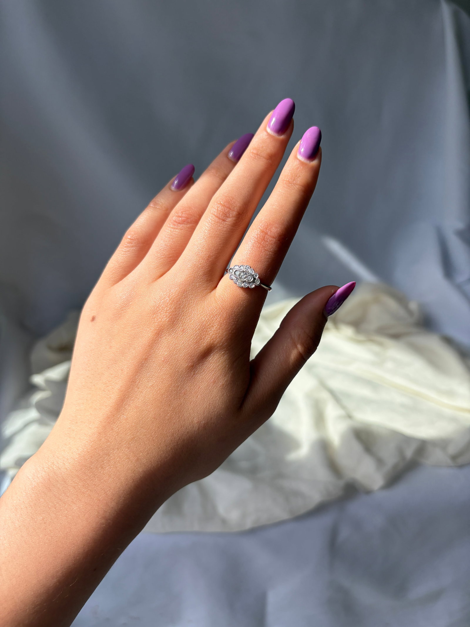 VINTAGE 18CT WHITE GOLD DIAMOND CLUSTER RING - 4