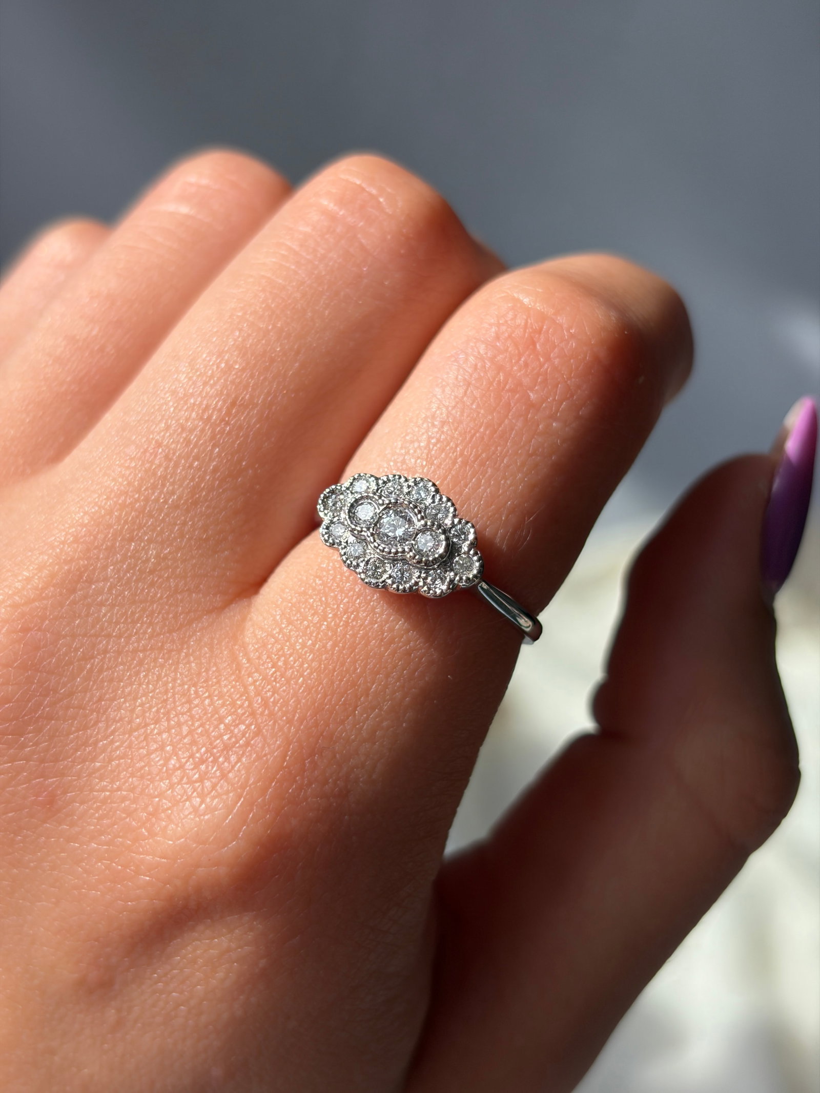 VINTAGE 18CT WHITE GOLD DIAMOND CLUSTER RING - 5
