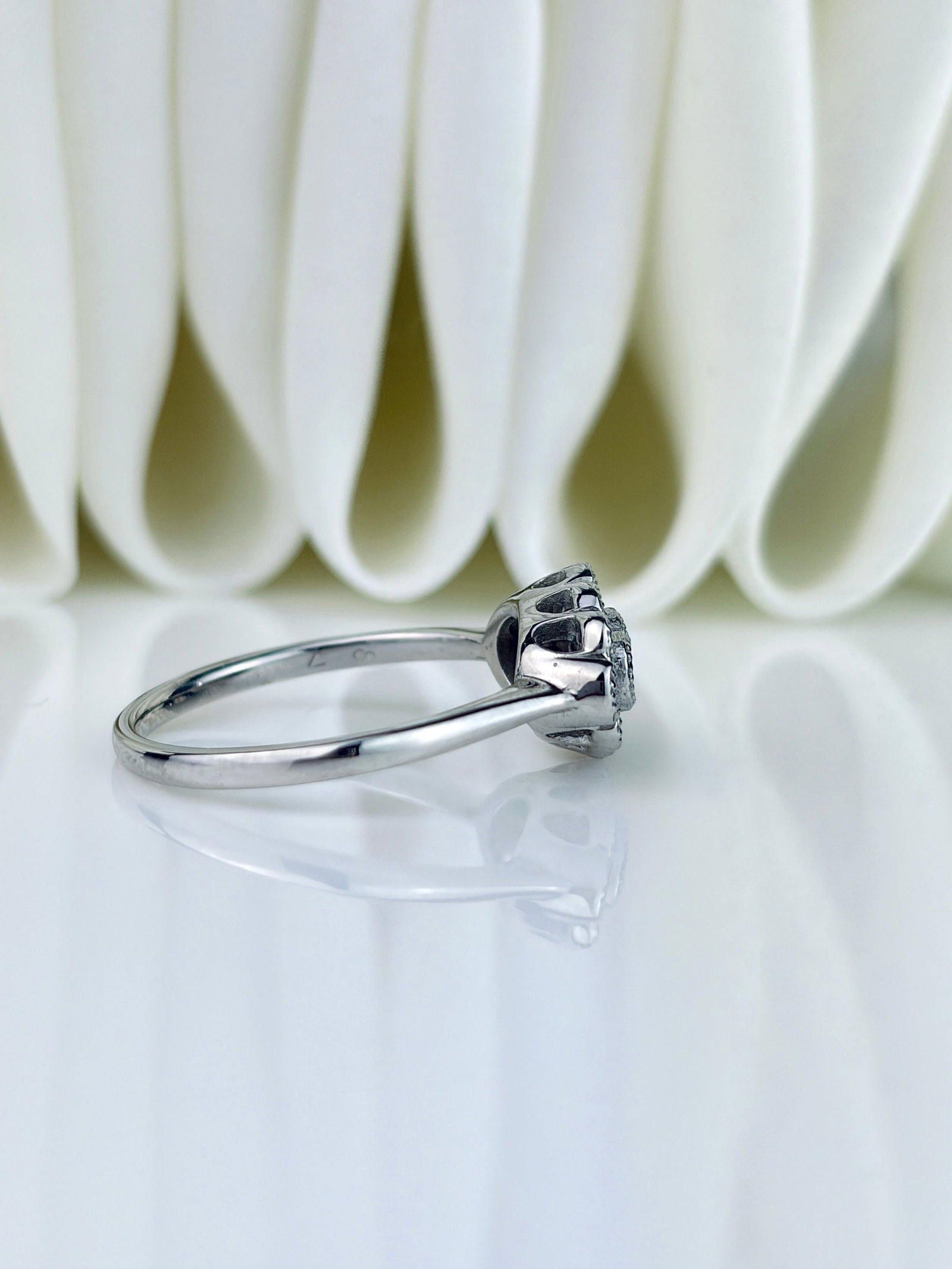 VINTAGE 18CT WHITE GOLD DIAMOND CLUSTER RING - 6
