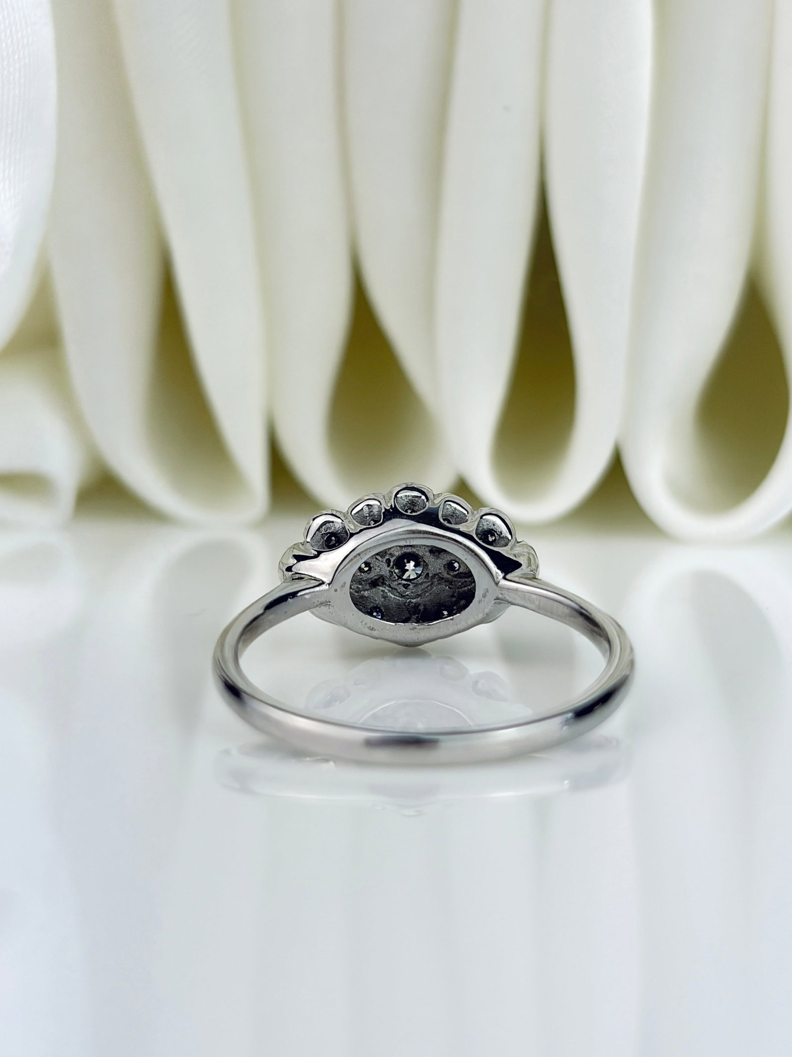 VINTAGE 18CT WHITE GOLD DIAMOND CLUSTER RING - 7