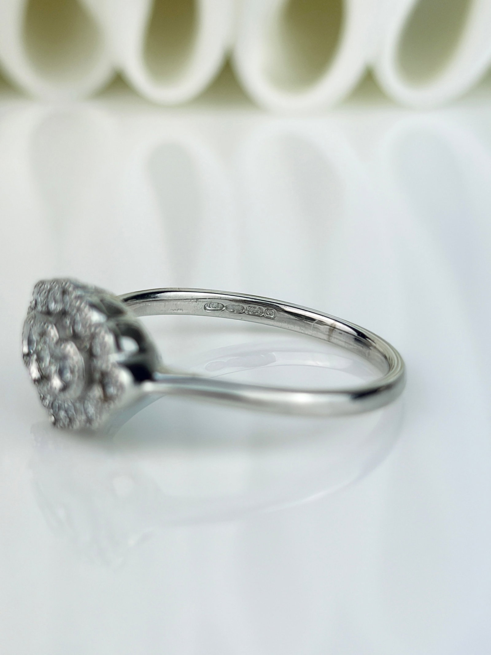 VINTAGE 18CT WHITE GOLD DIAMOND CLUSTER RING - 8