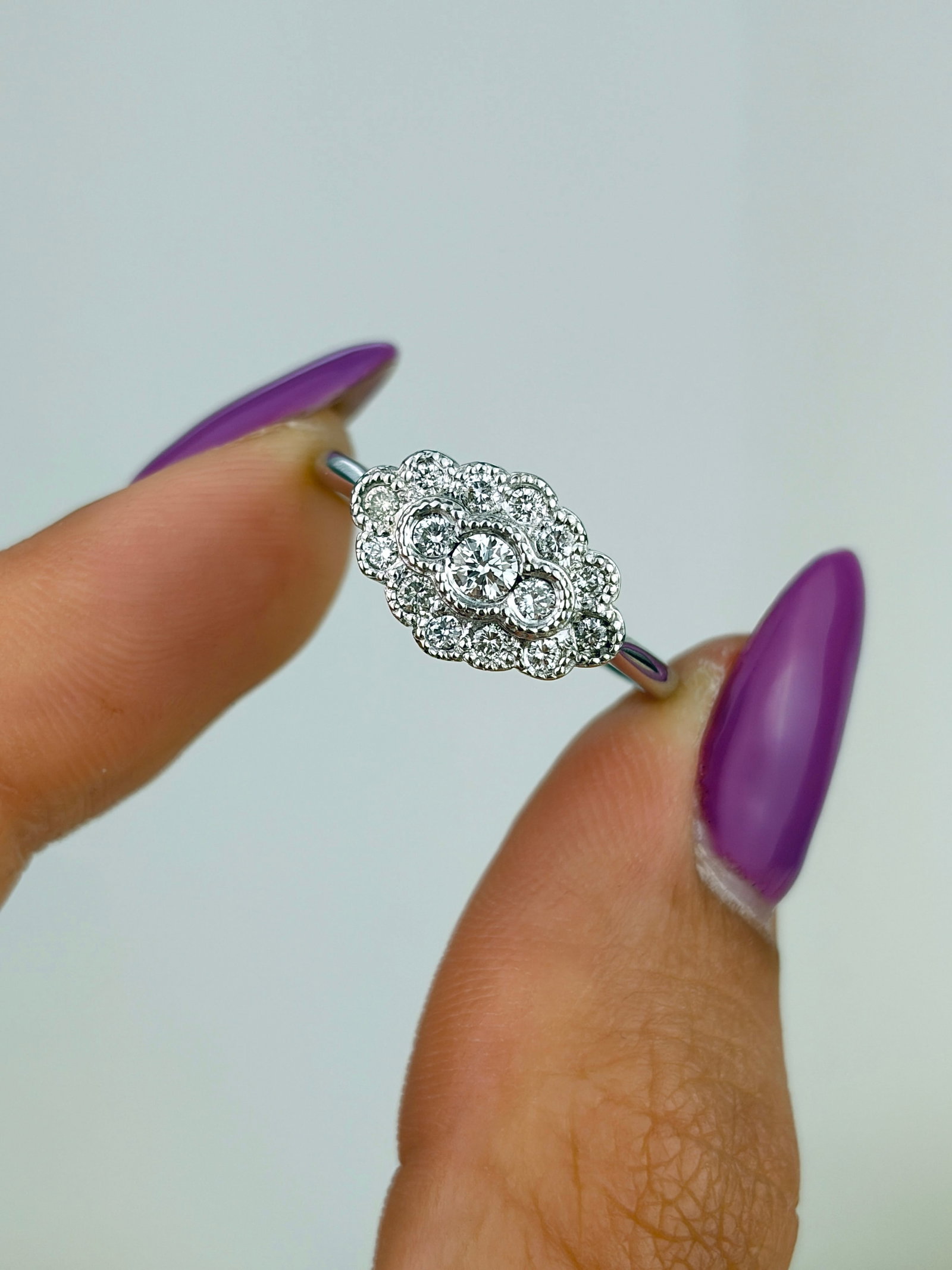 VINTAGE 18CT WHITE GOLD DIAMOND CLUSTER RING - 9