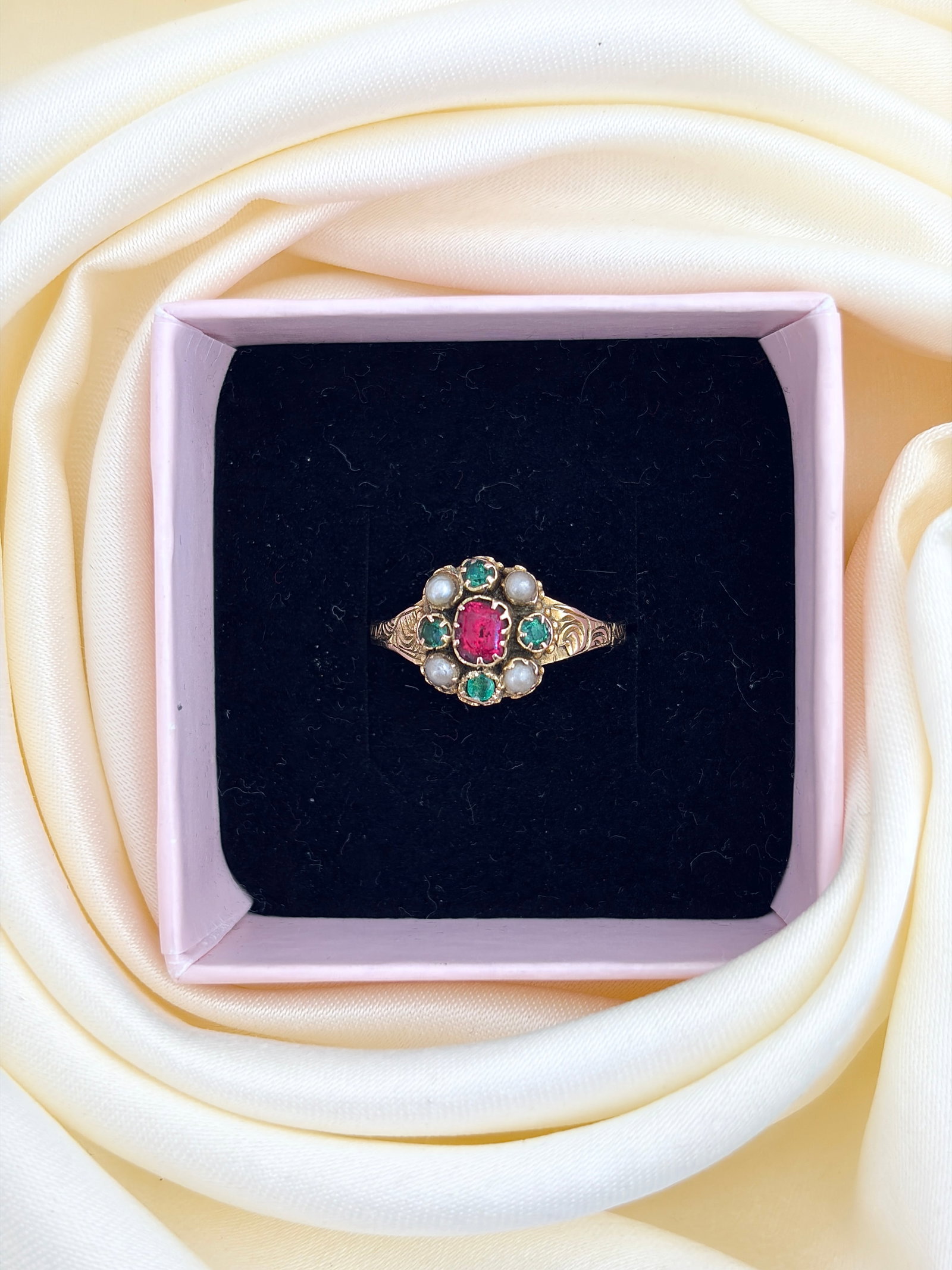 ANTIQUE VICTORIAN 12CT YELLOW GOLD GEMSET CLUSTER RING - 7