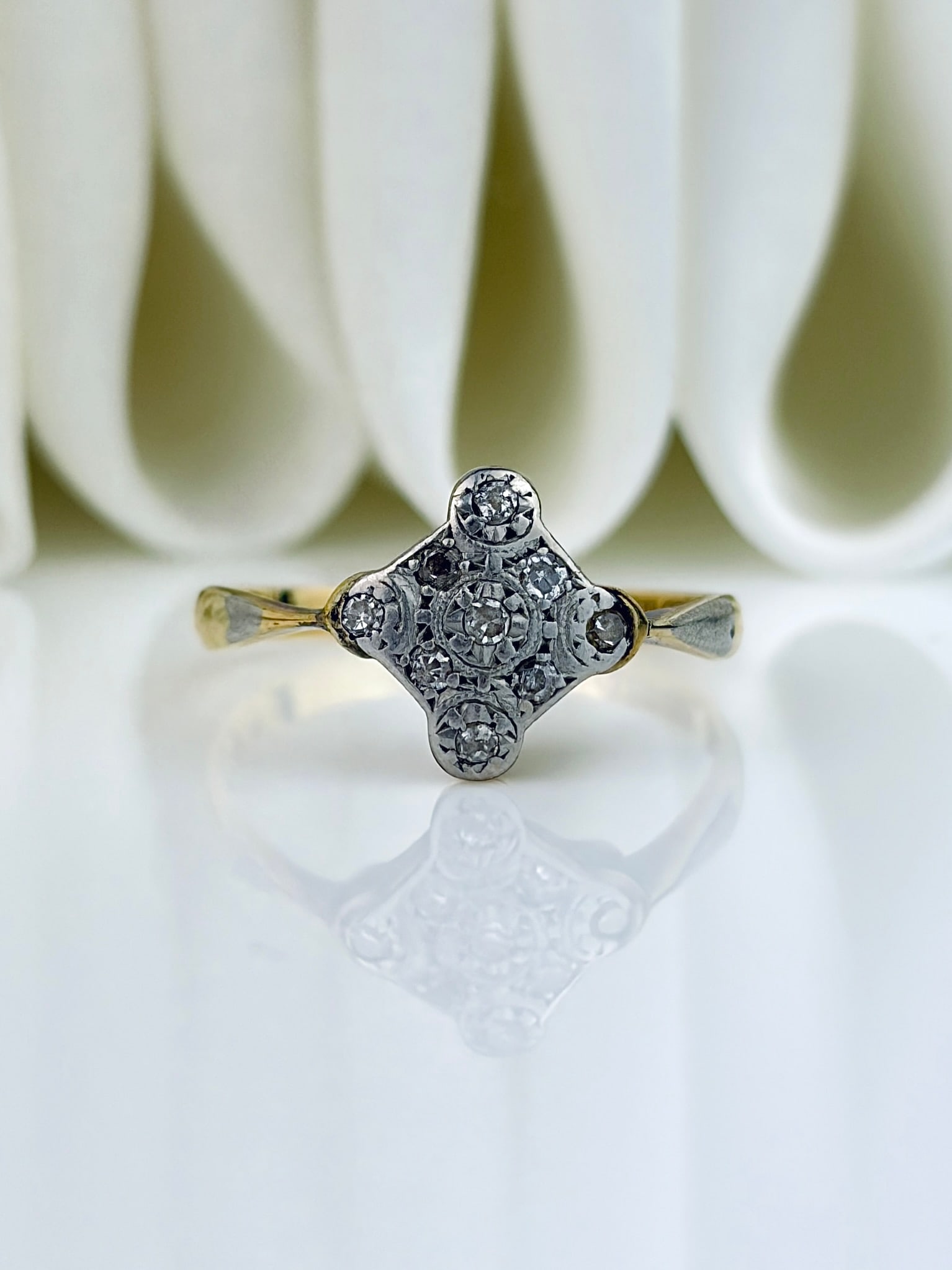 ANTIQUE ART DECO ERA 18CT GOLD AND PLATINUM DIAMOND GEOMETRIC RING: ANTIQUE ART DECO ERA 18CT GOLD AND PLATINUM DIAMOND GEOMETRIC RING Charming ring crafted in the art deco era!