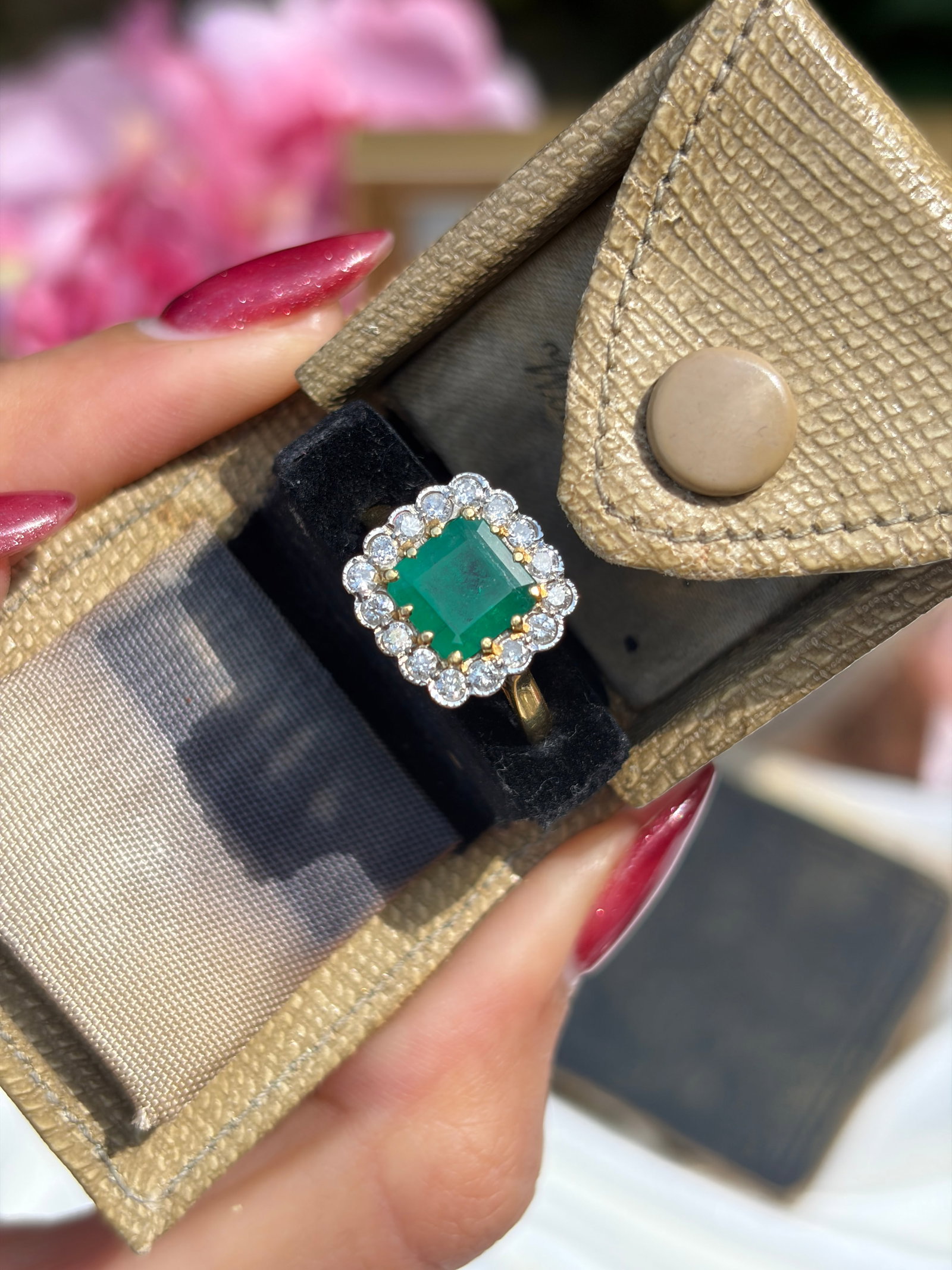 Outstanding Emerald and Diamond Square Ring in 18ct Yellow Gold - 10