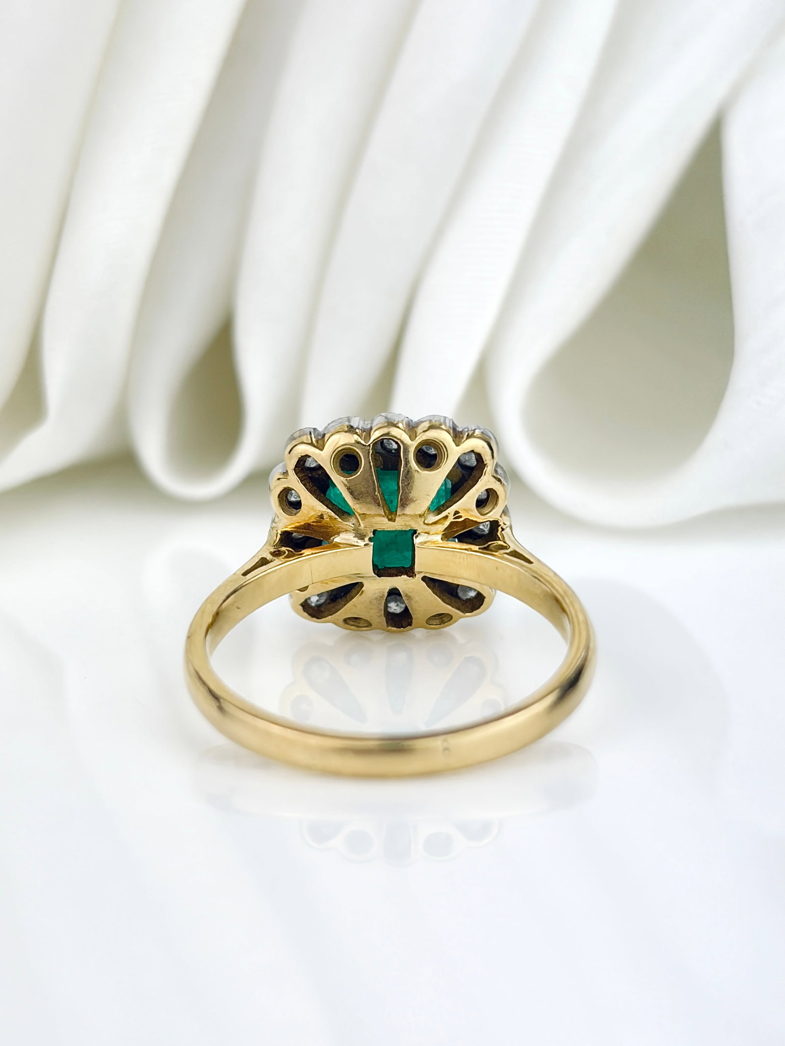 Outstanding Emerald and Diamond Square Ring in 18ct Yellow Gold - 3