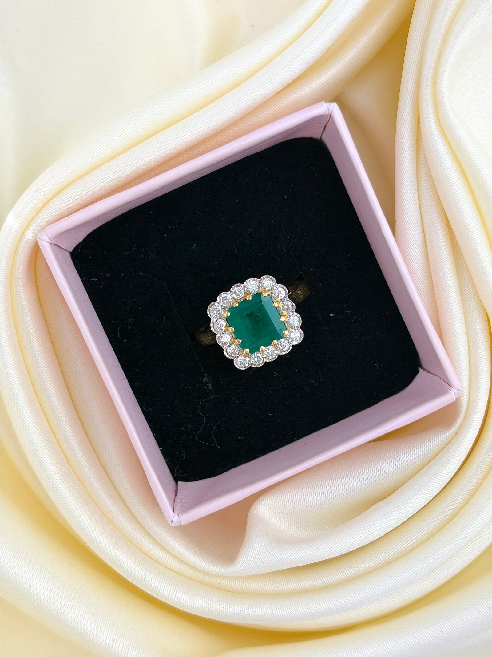 Outstanding Emerald and Diamond Square Ring in 18ct Yellow Gold - 7