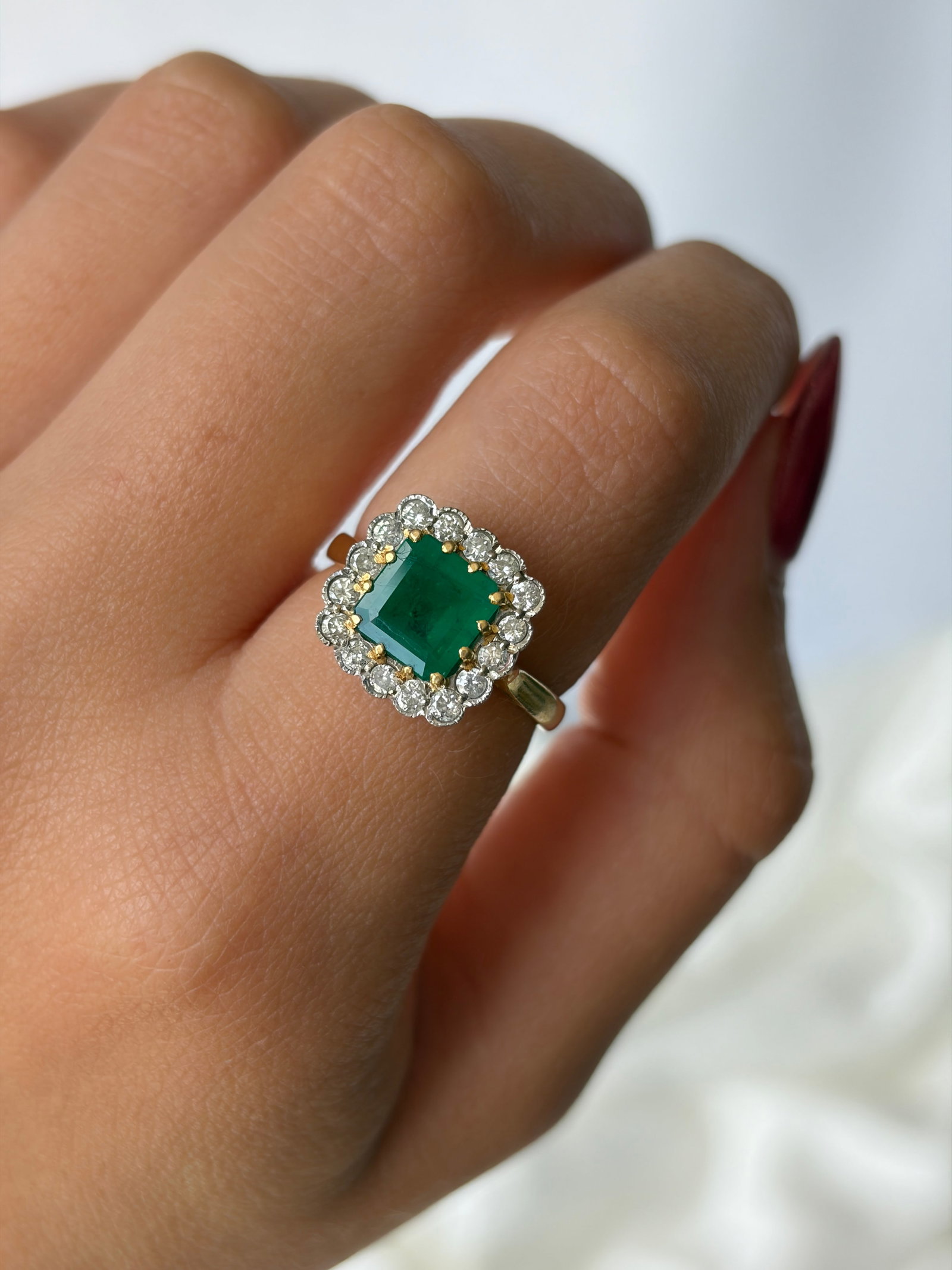 Outstanding Emerald and Diamond Square Ring in 18ct Yellow Gold - 8