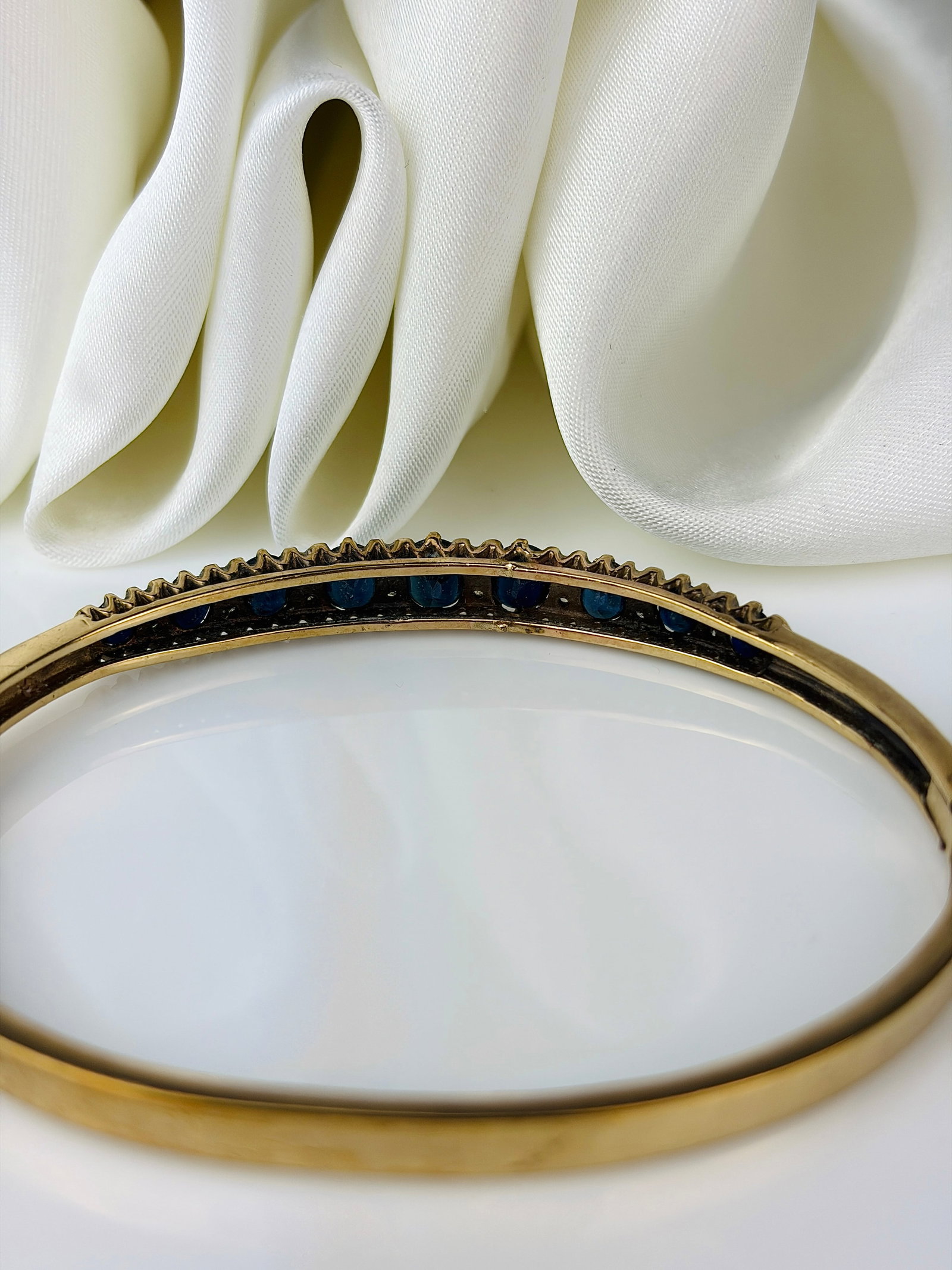 Chunky vintage 9ct yellow gold sapphire and diamond bangle bracelet - 3