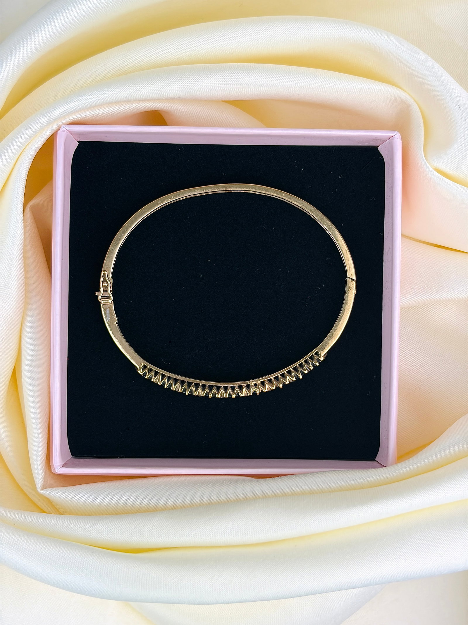 Chunky vintage 9ct yellow gold sapphire and diamond bangle bracelet - 6