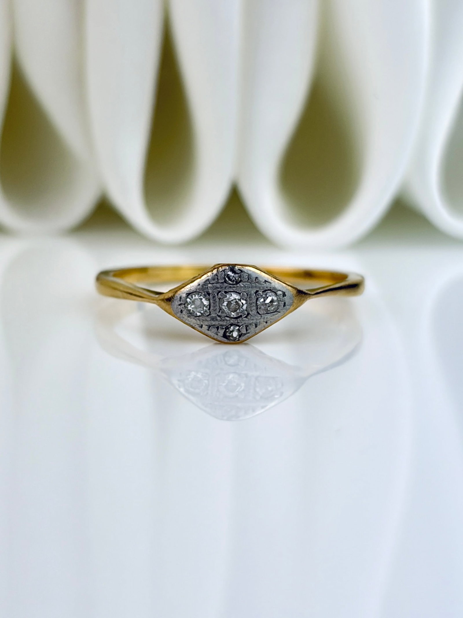 ANTIQUE ART DECO ERA 18CT GOLD DIAMOND RING: ANTIQUE ART DECO ERA 18CT GOLD DIAMOND RING A beautiful ring that is quintessentially art deco!
