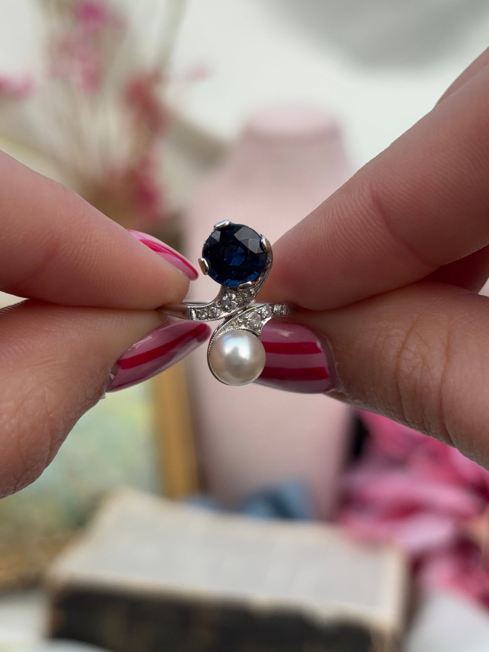 Antique sapphire , diamond and pearl twist panel style ring in white gold - 10