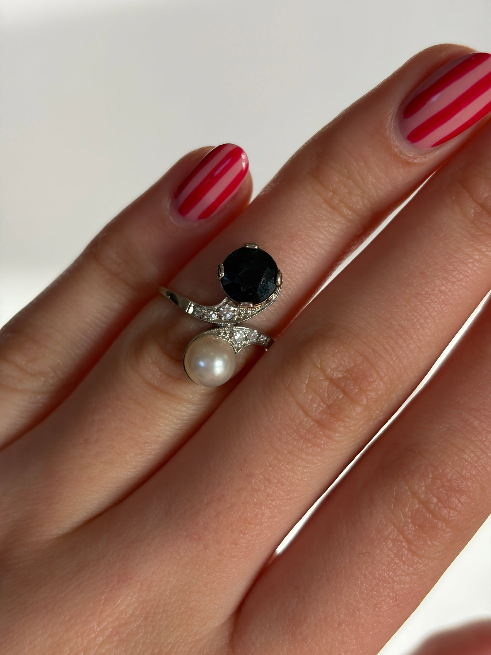 Antique sapphire , diamond and pearl twist panel style ring in white gold - 11