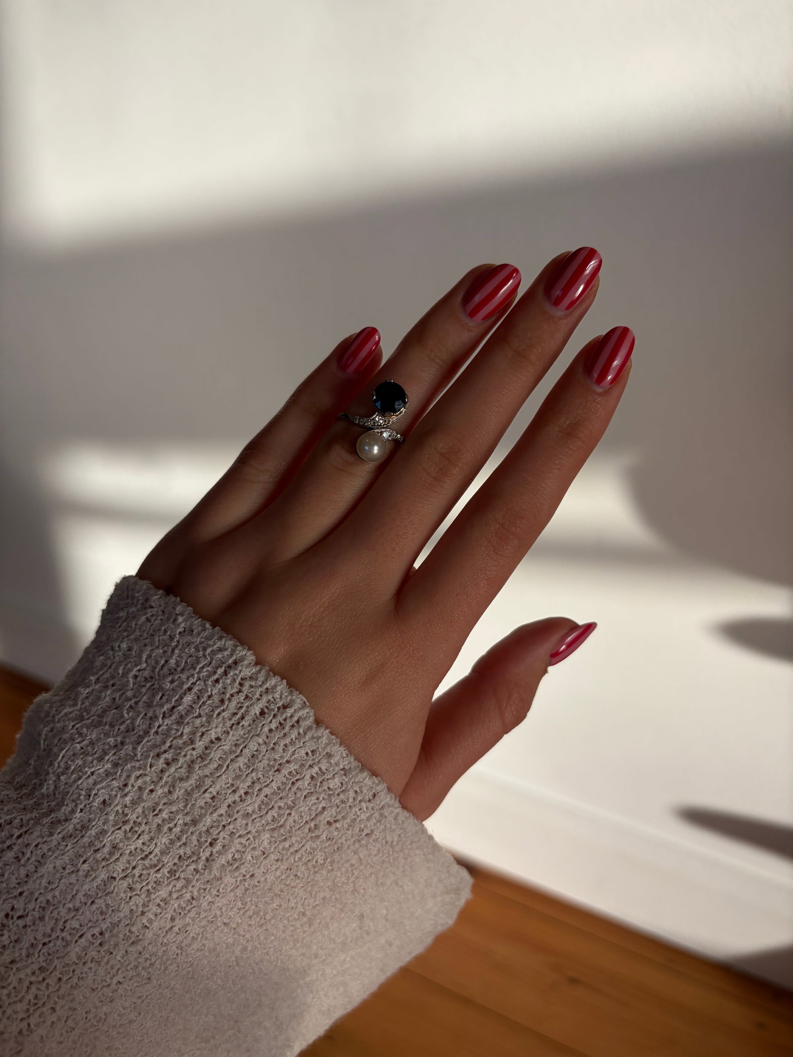 Antique sapphire , diamond and pearl twist panel style ring in white gold - 12