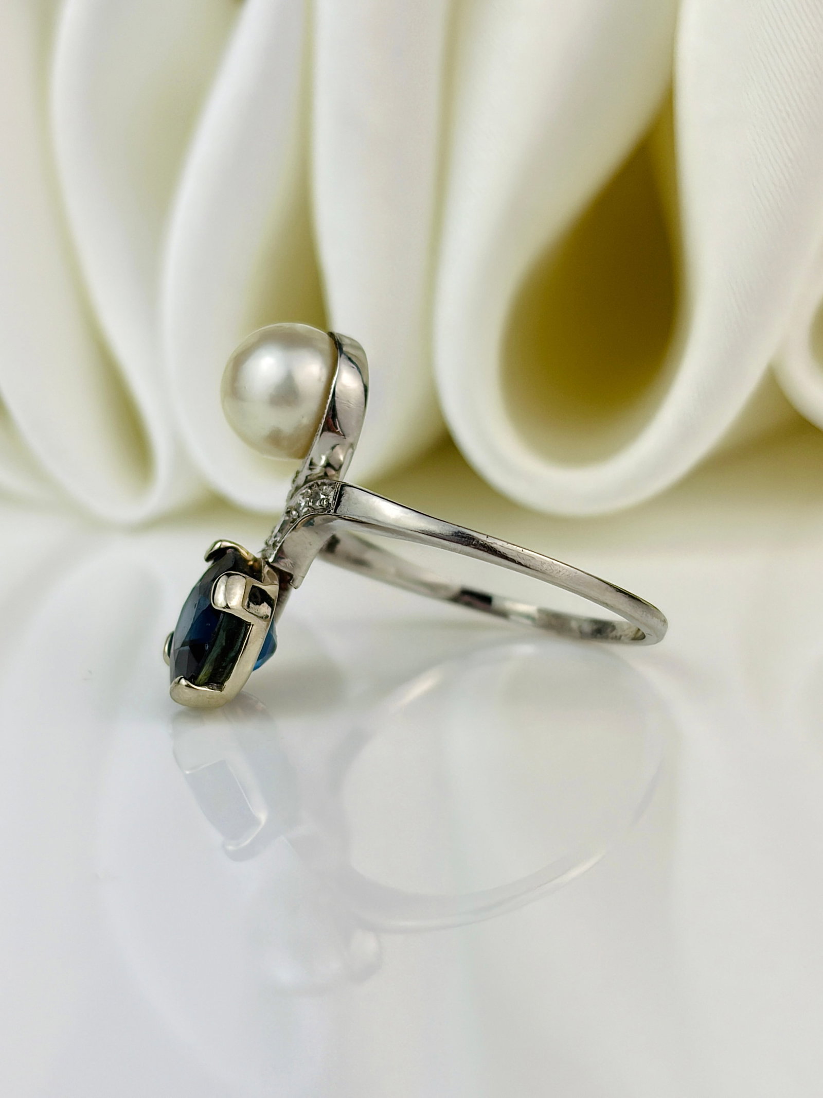 Antique sapphire , diamond and pearl twist panel style ring in white gold - 2