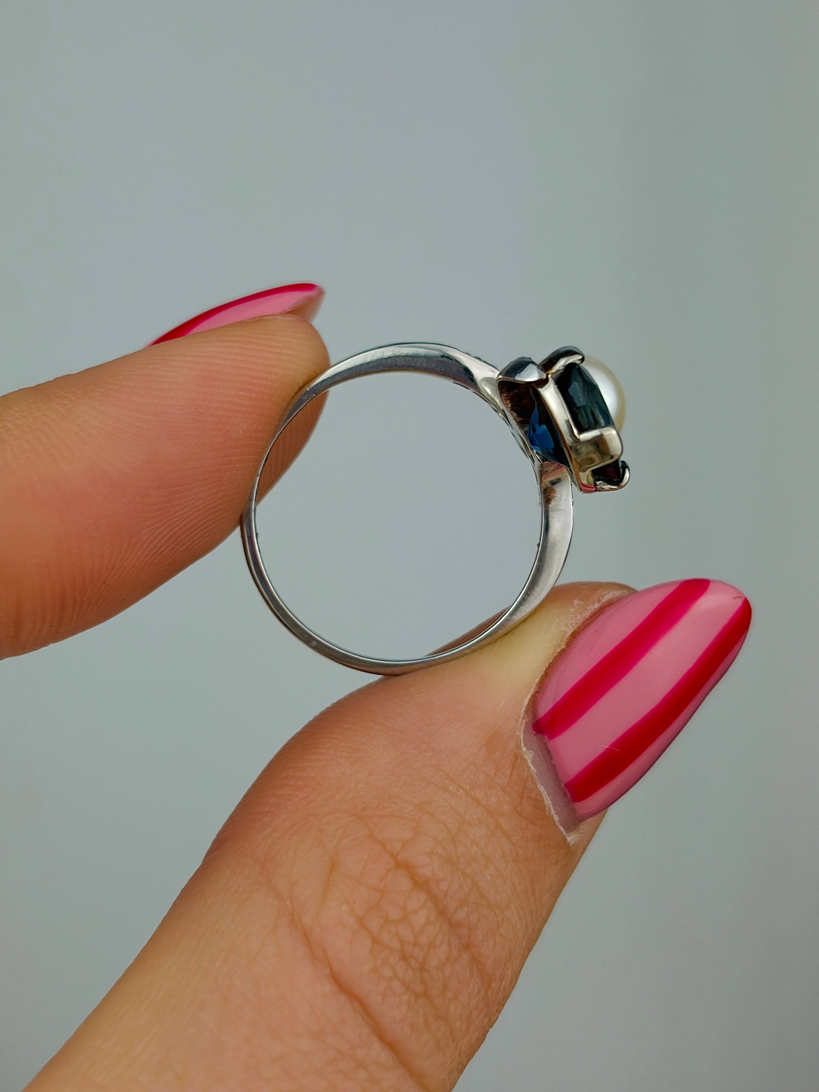 Antique sapphire , diamond and pearl twist panel style ring in white gold - 5