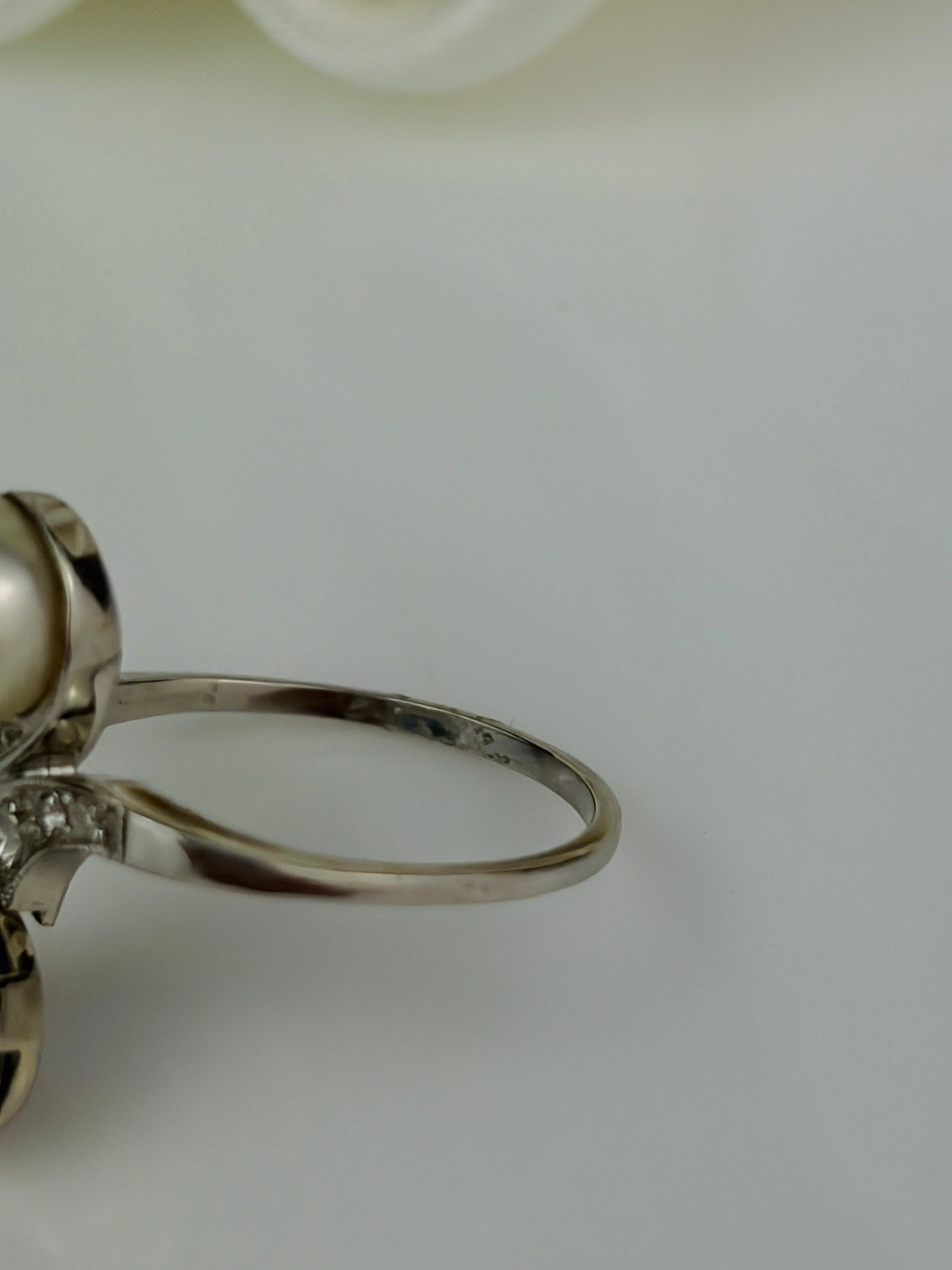 Antique sapphire , diamond and pearl twist panel style ring in white gold - 6