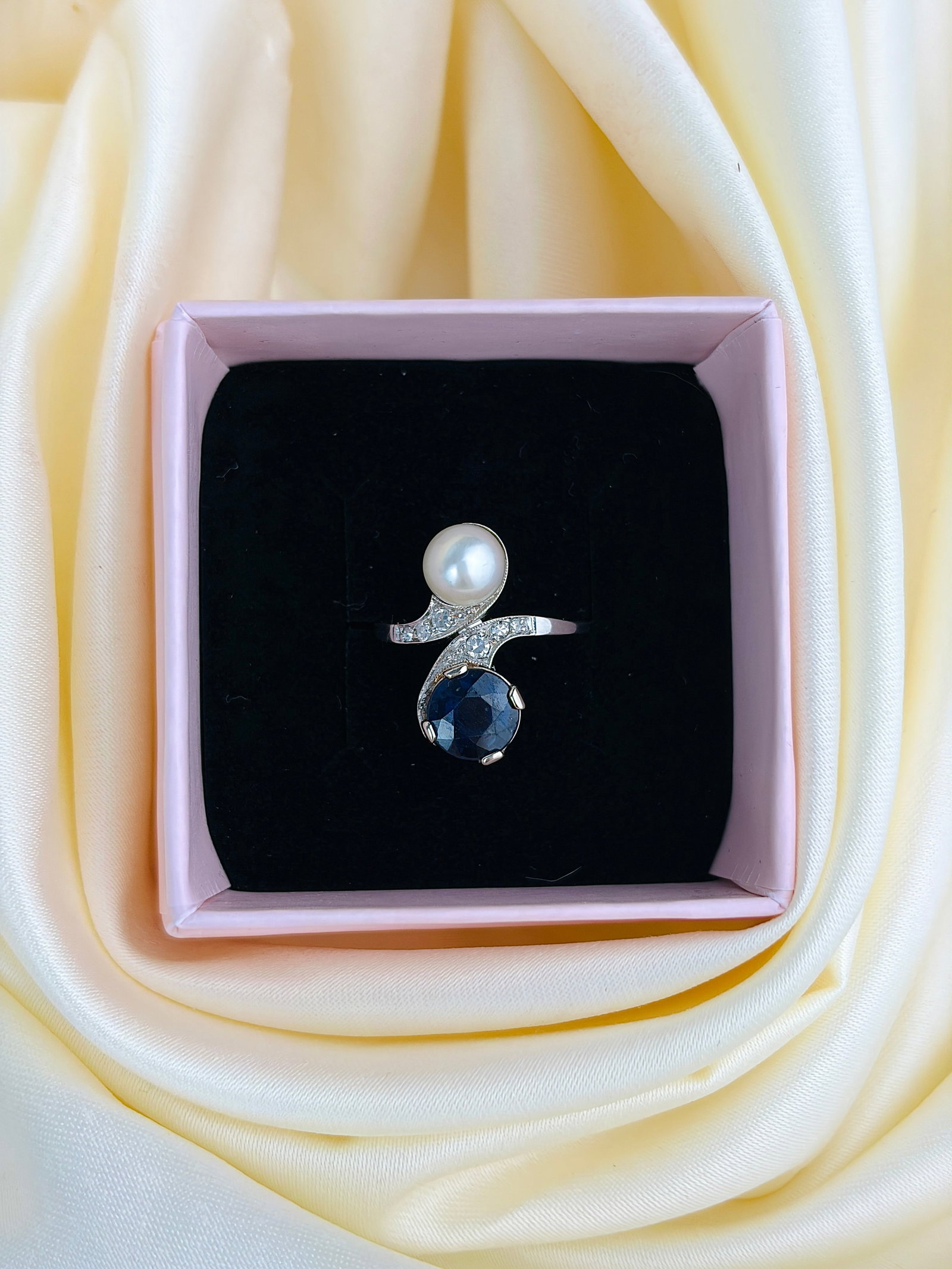 Antique sapphire , diamond and pearl twist panel style ring in white gold - 7