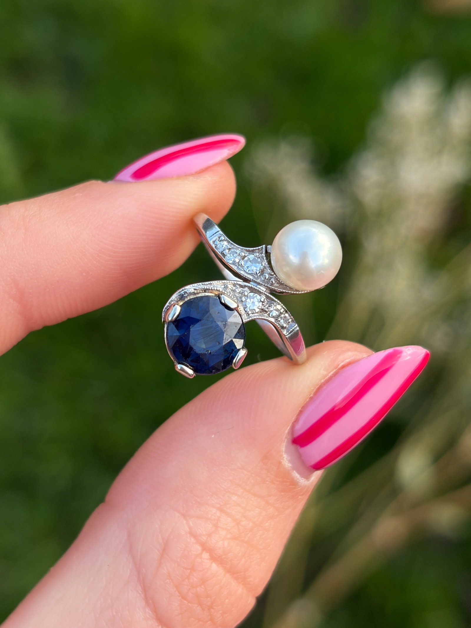 Antique sapphire , diamond and pearl twist panel style ring in white gold - 8