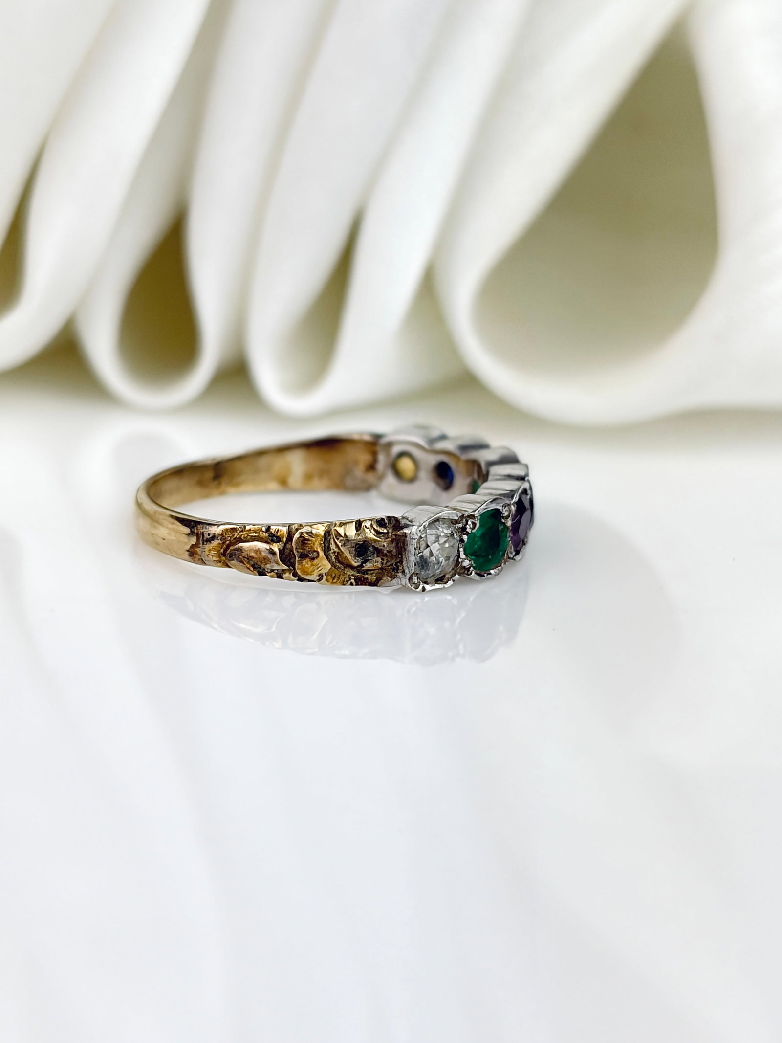 VINTAGE 9CT YELLOW GOLD DEAREST / ACROSTIC RING - 2