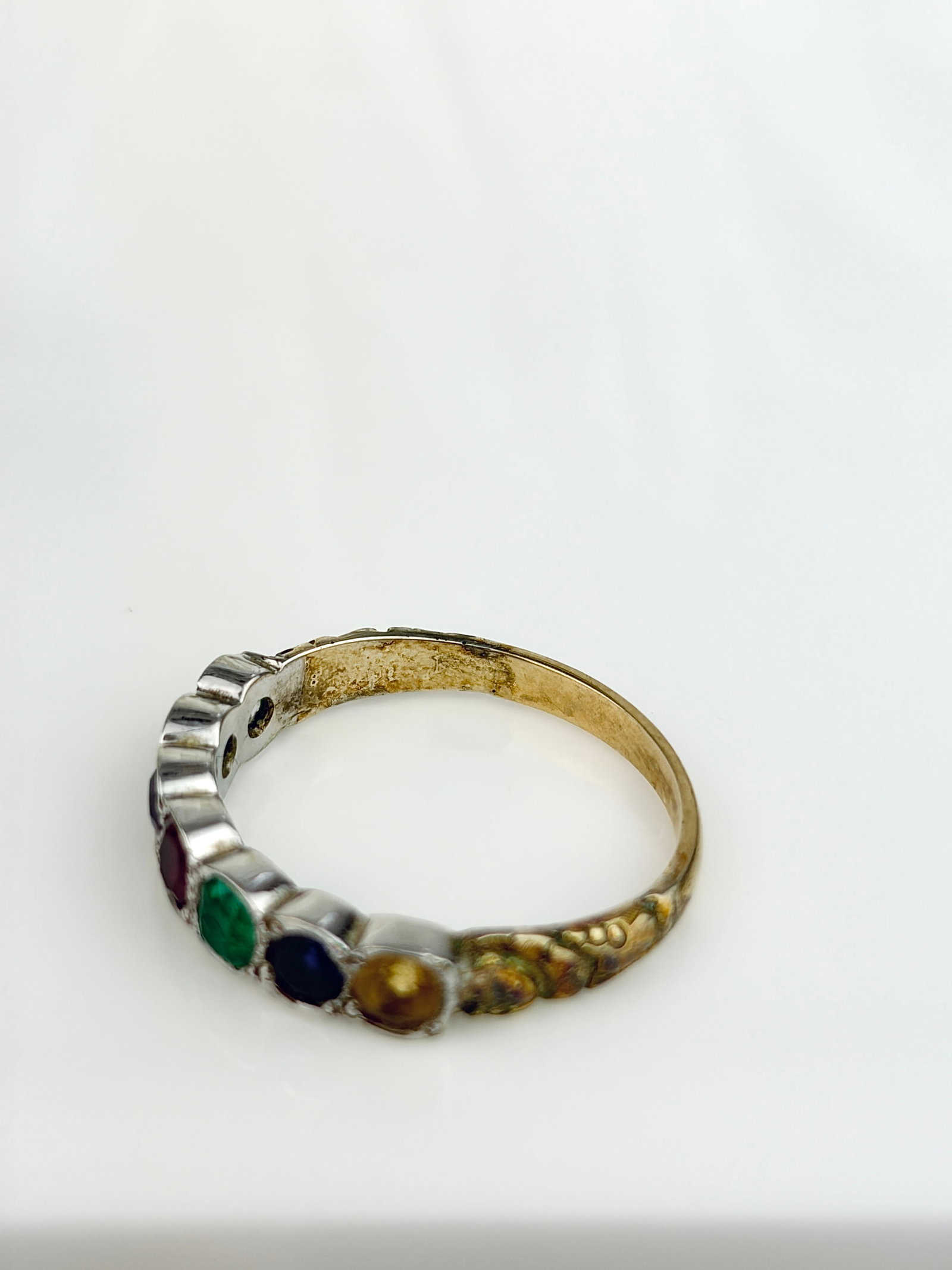 VINTAGE 9CT YELLOW GOLD DEAREST / ACROSTIC RING - 4